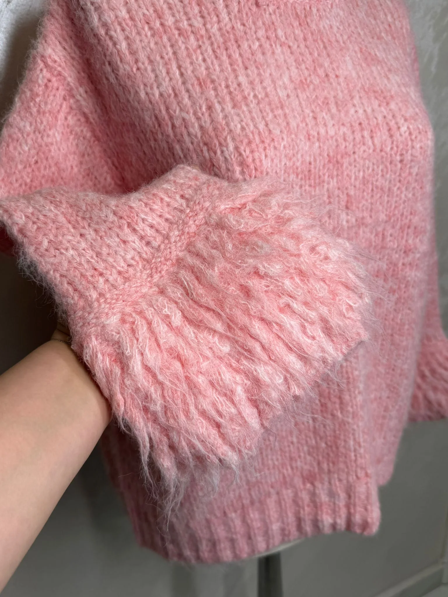 Pulover damă roz pufos cu mâneci decorative