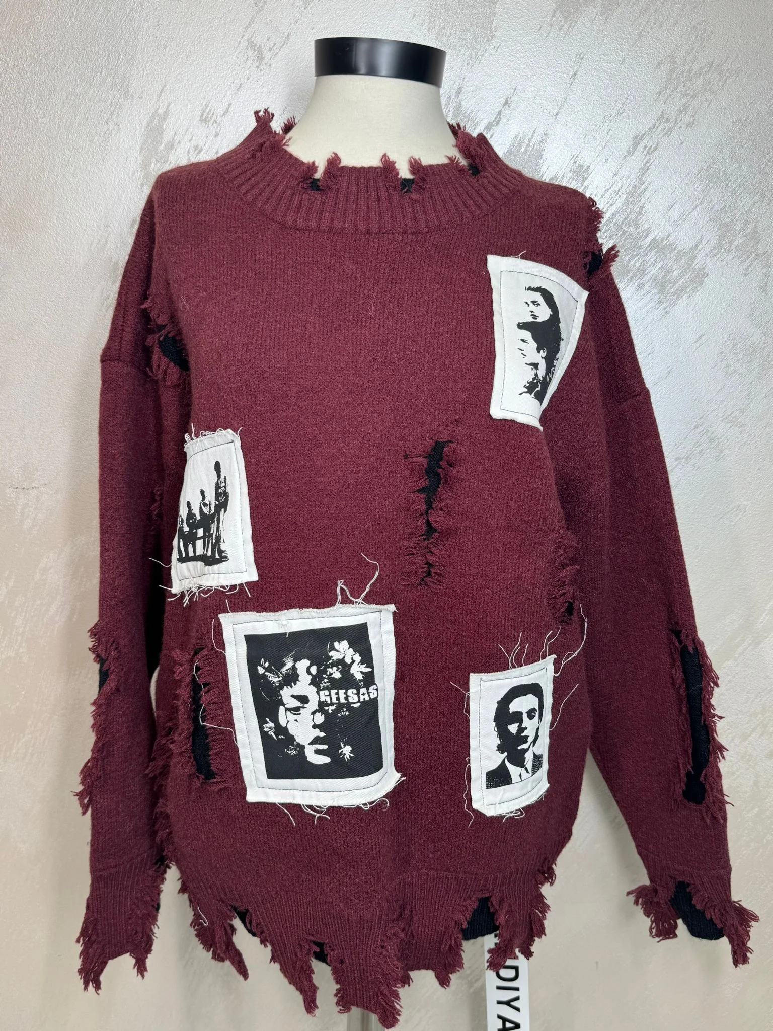 Pulover damă cu design modern tip destroyed și aplicații grafice