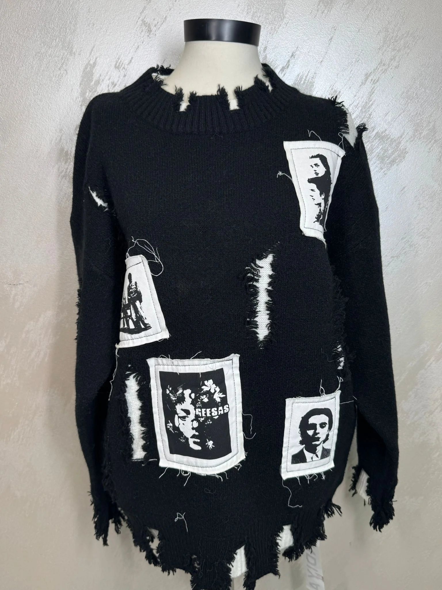 Pulover damă cu design modern tip destroyed și aplicații grafice