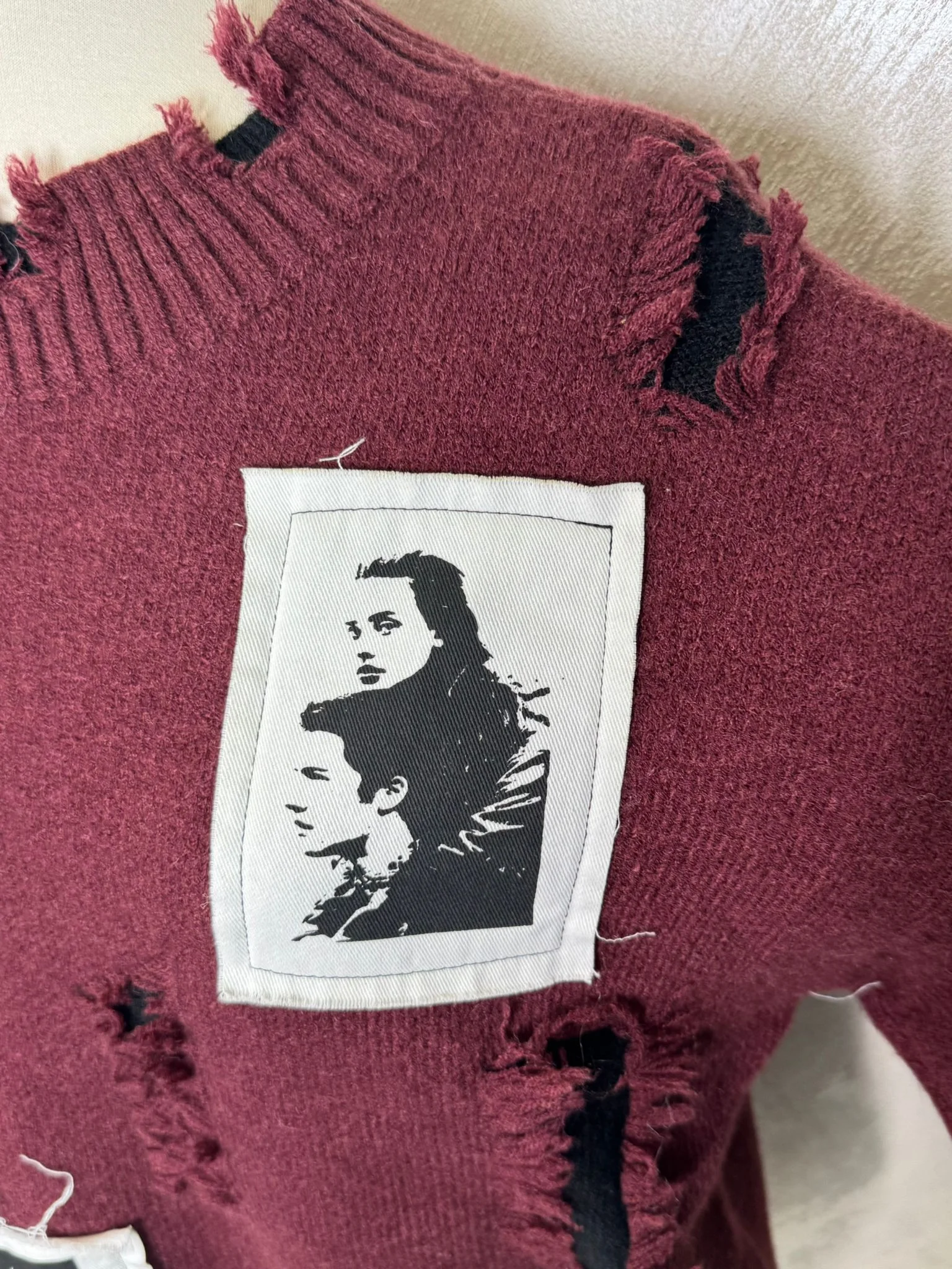 Pulover damă cu design modern tip destroyed și aplicații grafice