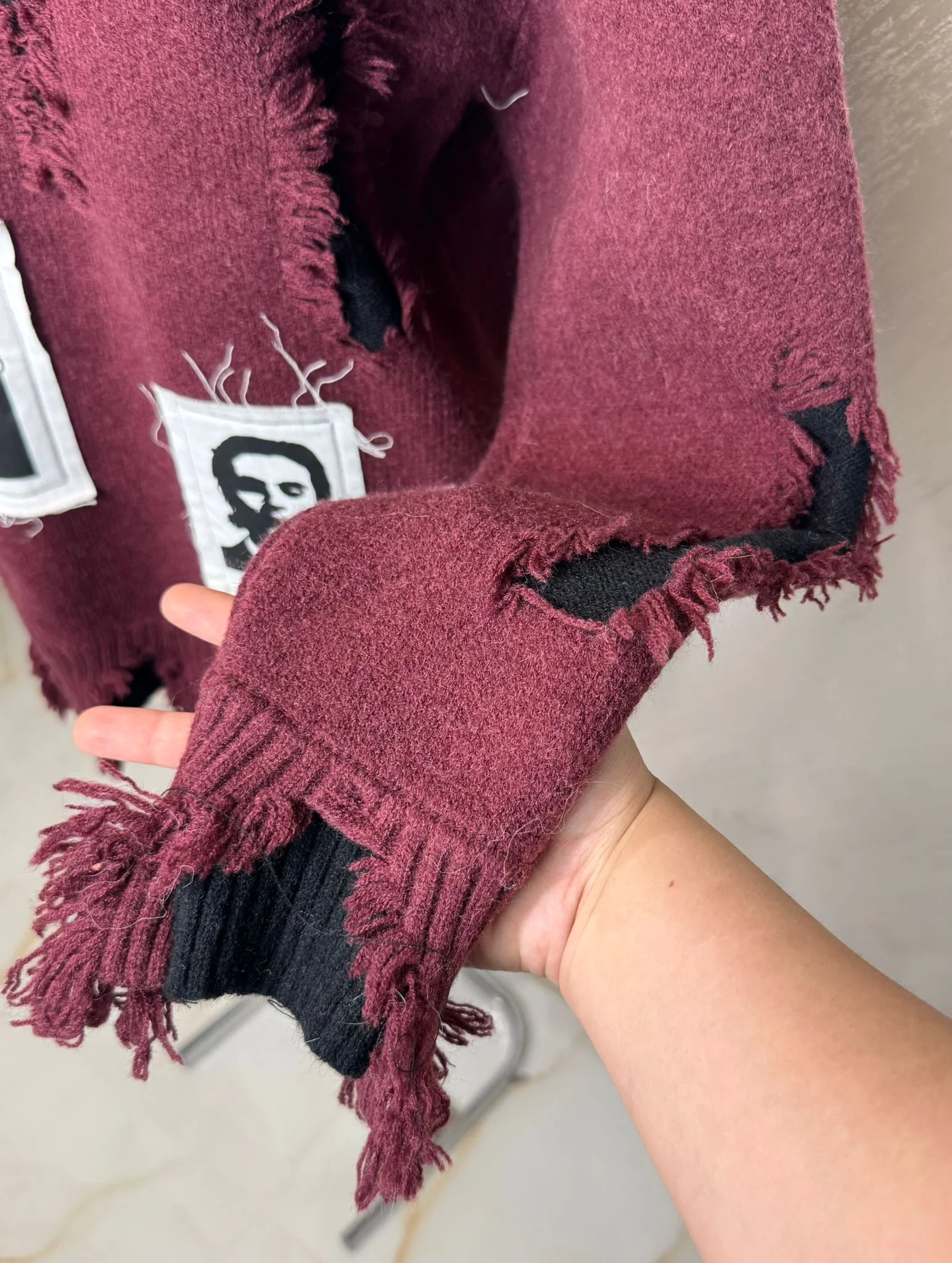 Pulover damă cu design modern tip destroyed și aplicații grafice