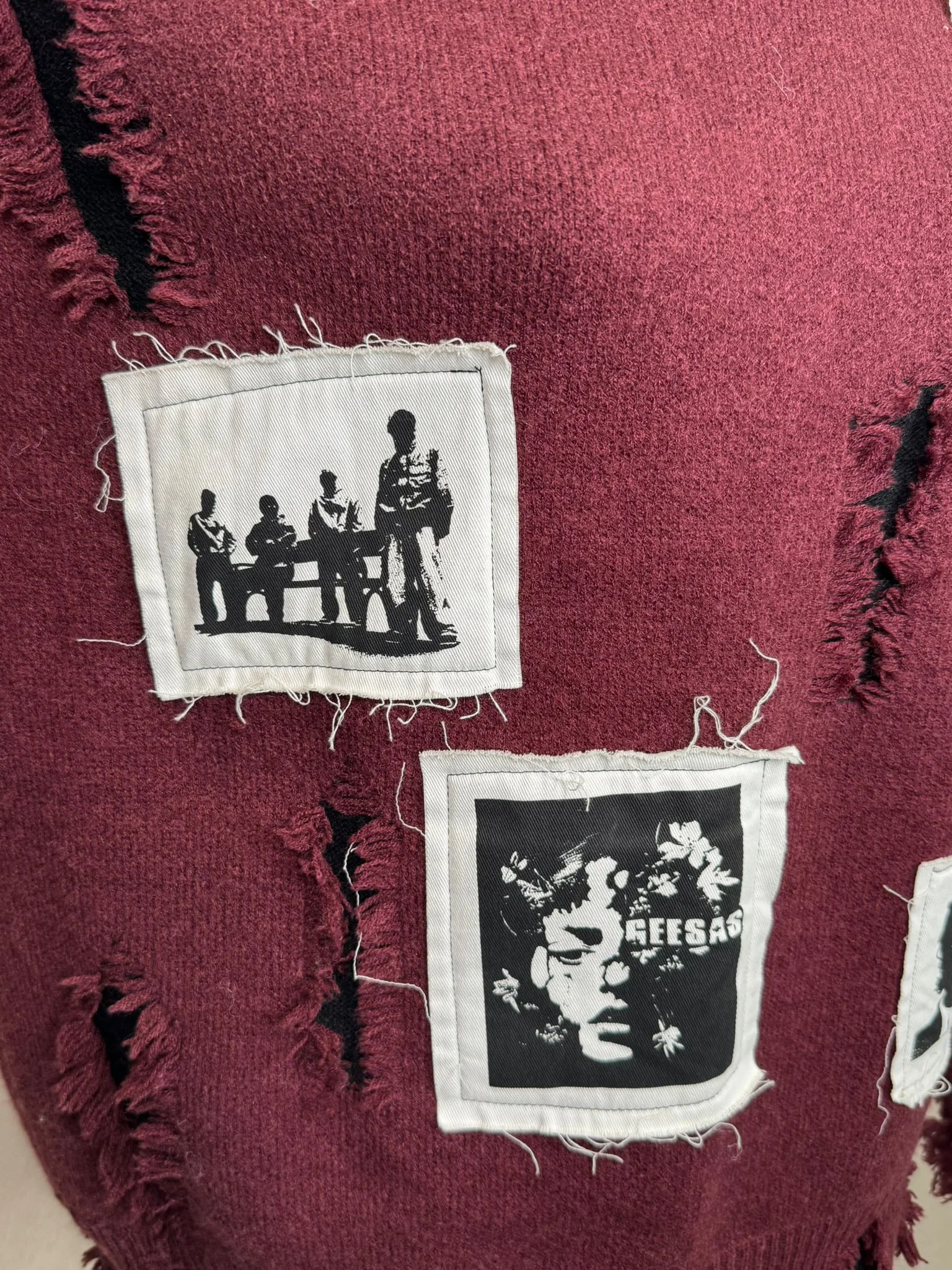 Pulover damă cu design modern tip destroyed și aplicații grafice