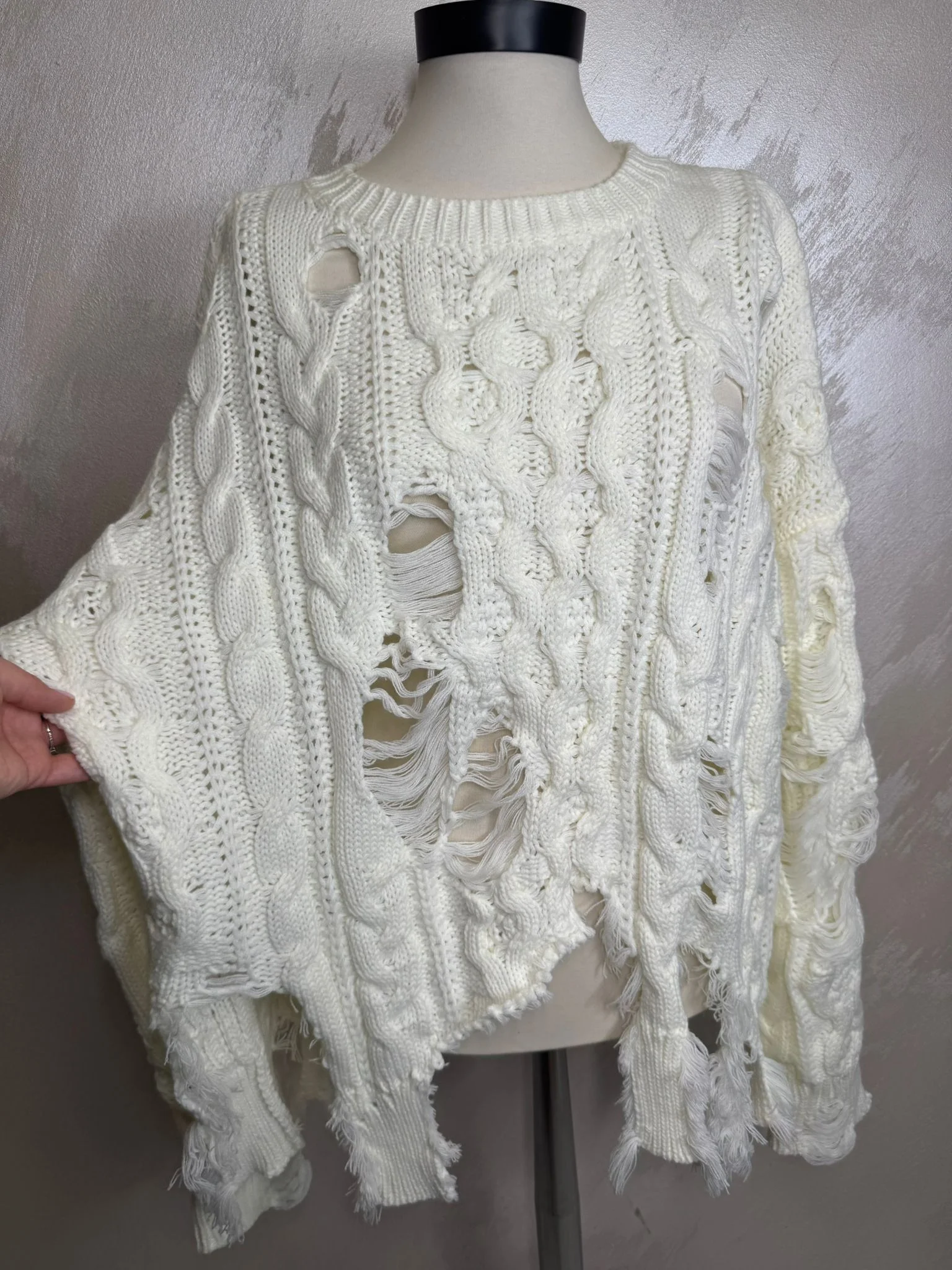 Pulover damă alb stil destroyed cu model tricotat