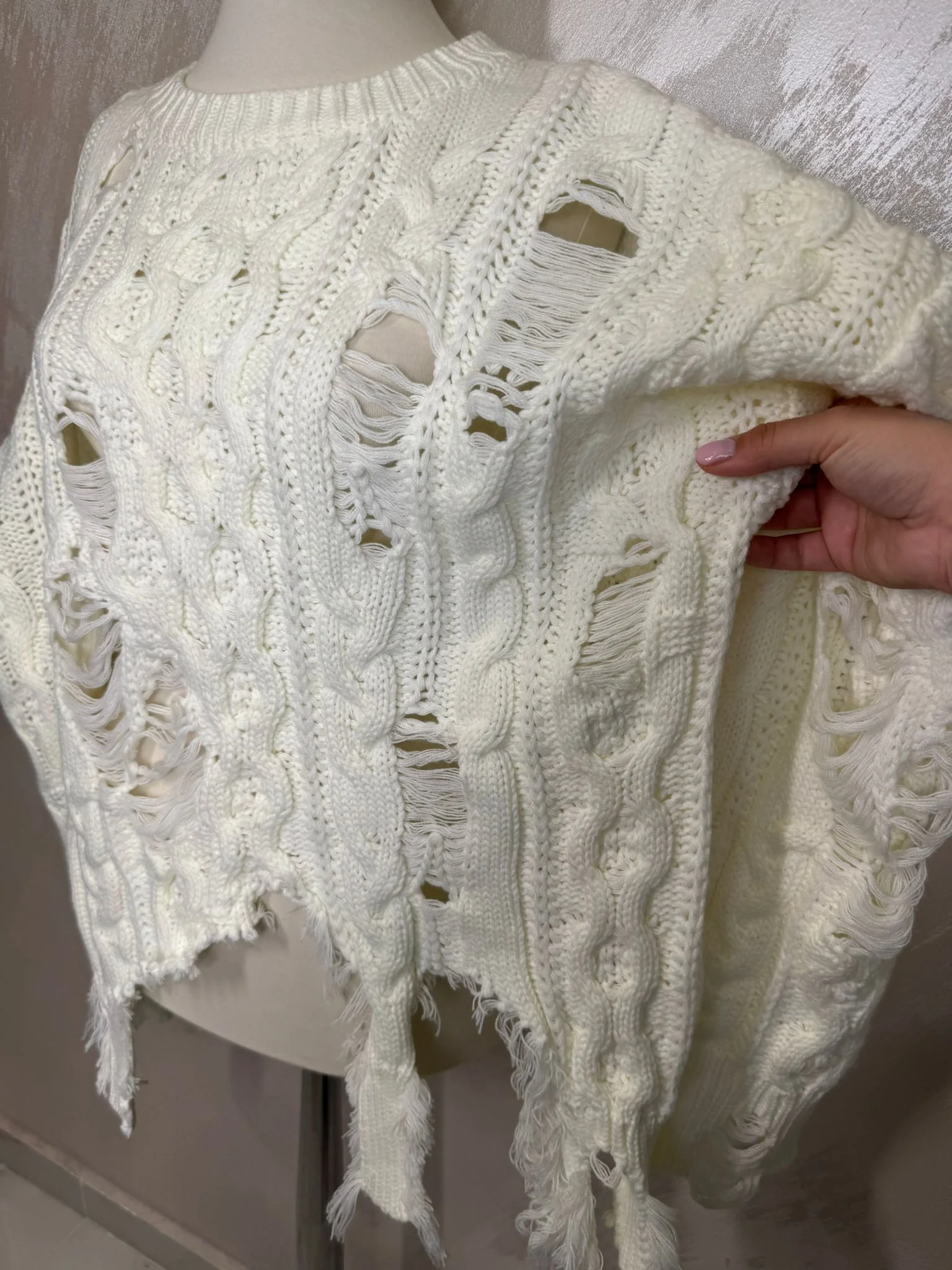 Pulover damă alb stil destroyed cu model tricotat