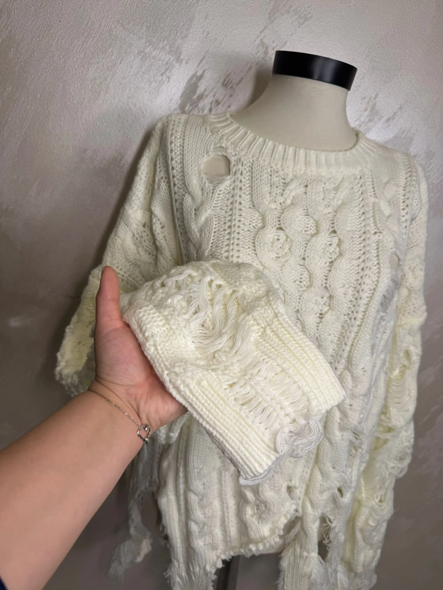 Pulover damă alb stil destroyed cu model tricotat