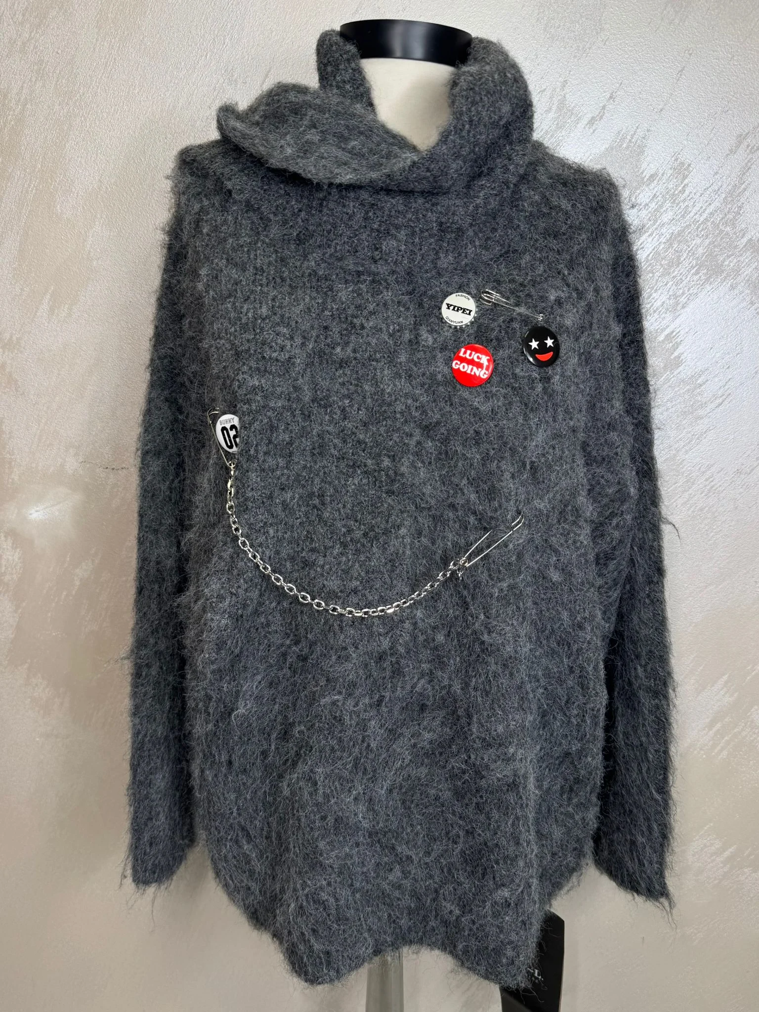 Pulover damă gri pufos cu aplicații și lanț decorativ