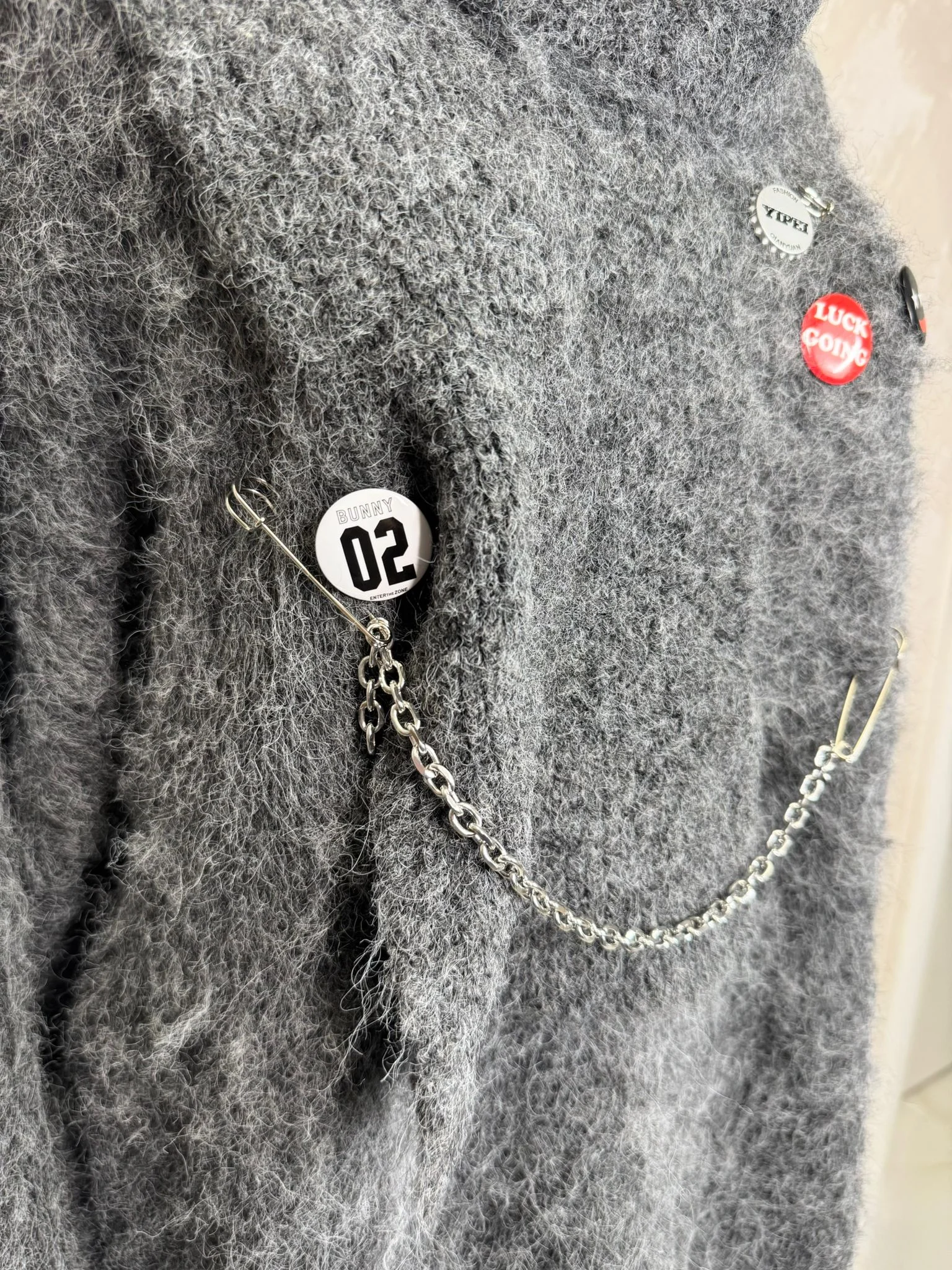 Pulover damă gri pufos cu aplicații și lanț decorativ