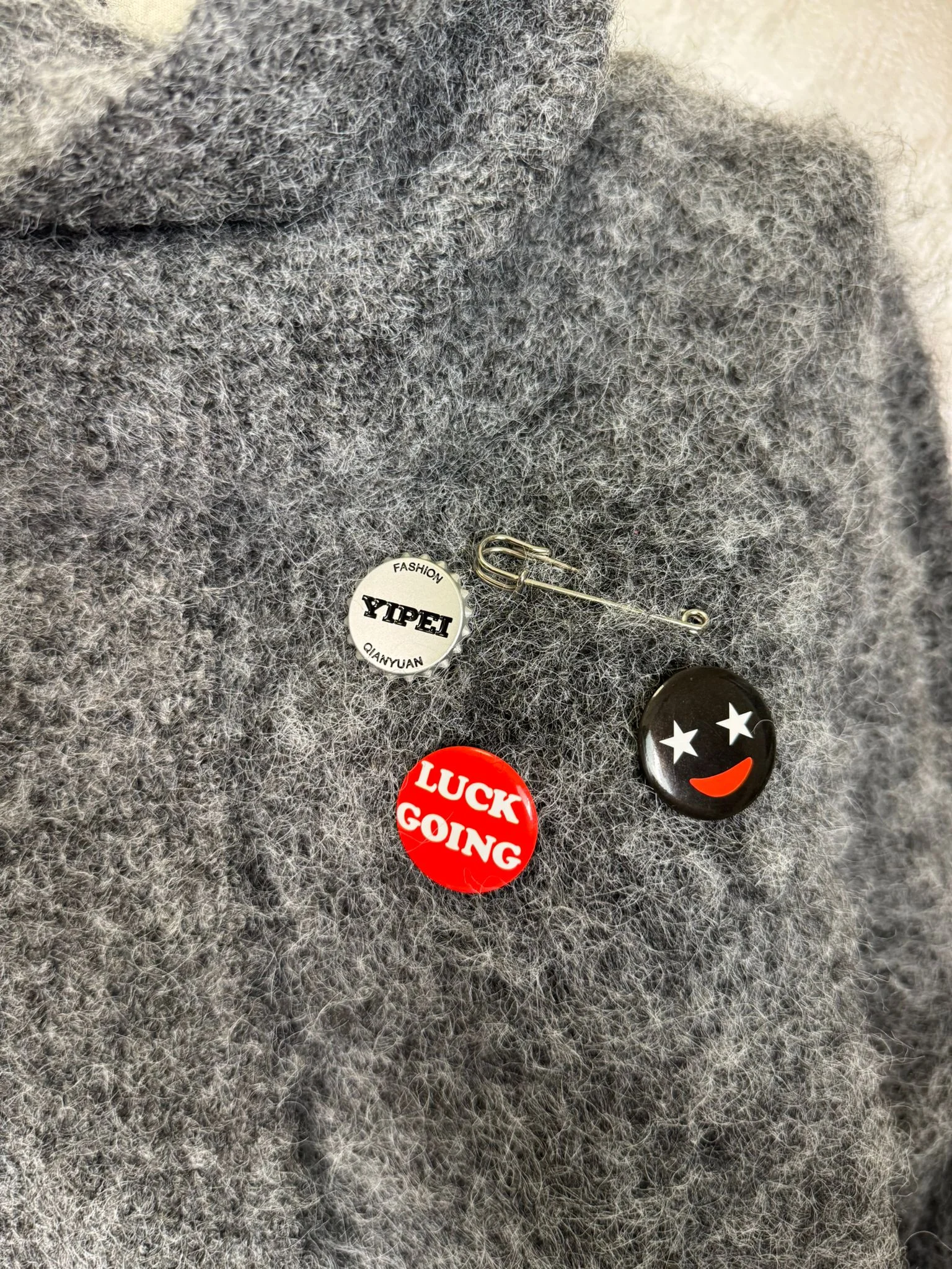 Pulover damă gri pufos cu aplicații și lanț decorativ