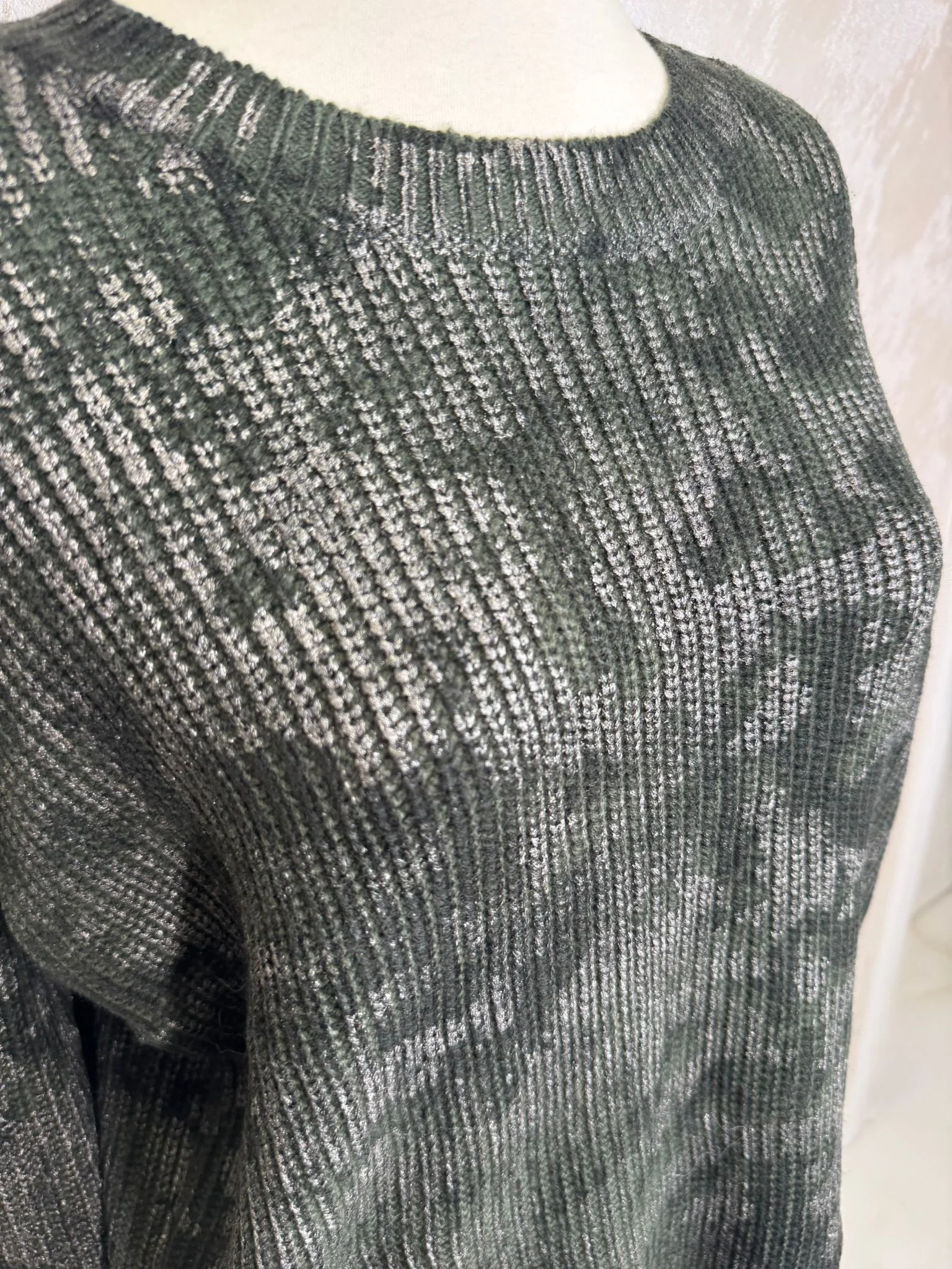 Pulover damă kaki stil army cu efect ușor destroyed