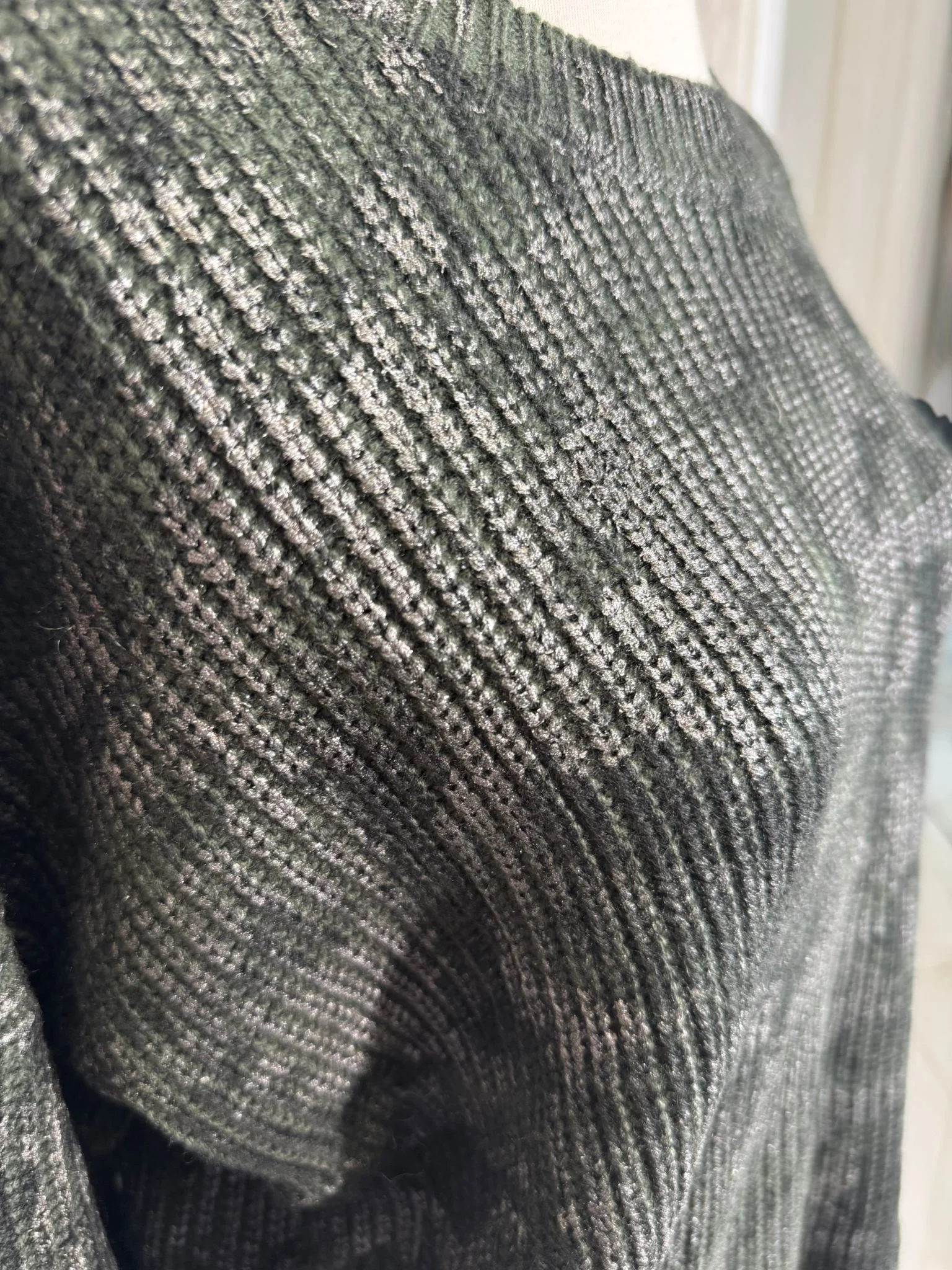 Pulover damă kaki stil army cu efect ușor destroyed