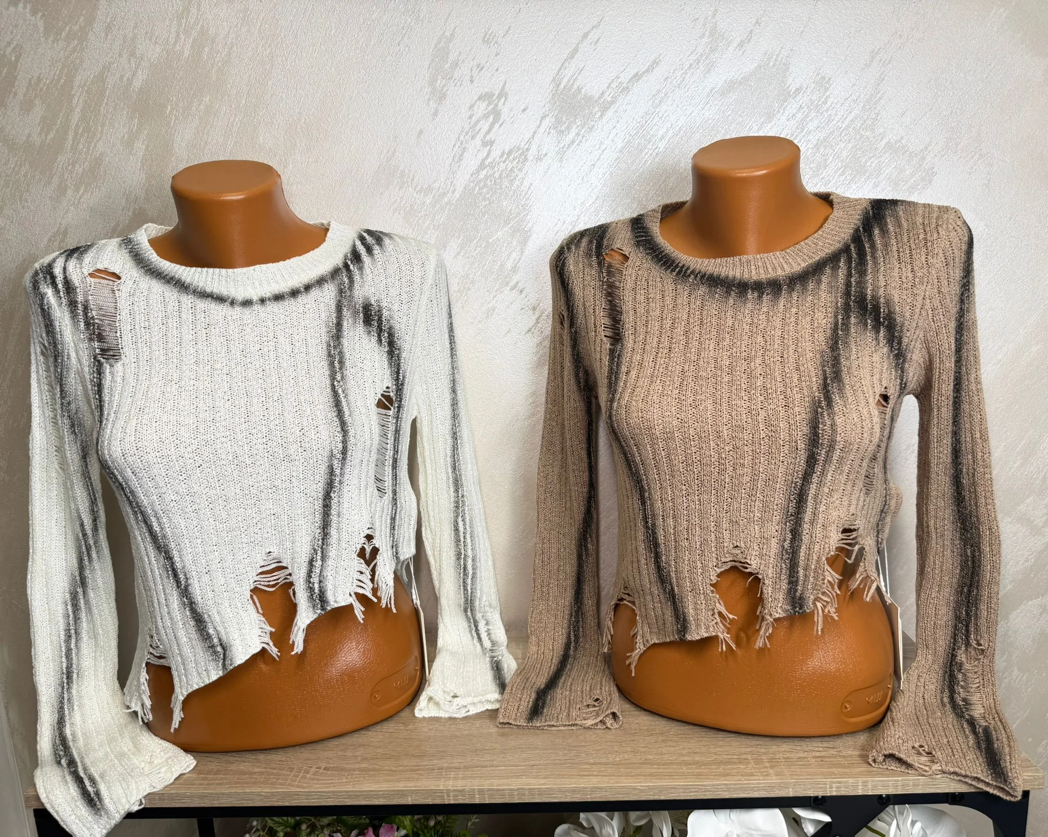 Pulover damă cropped stil destroyed cu efect prespălat