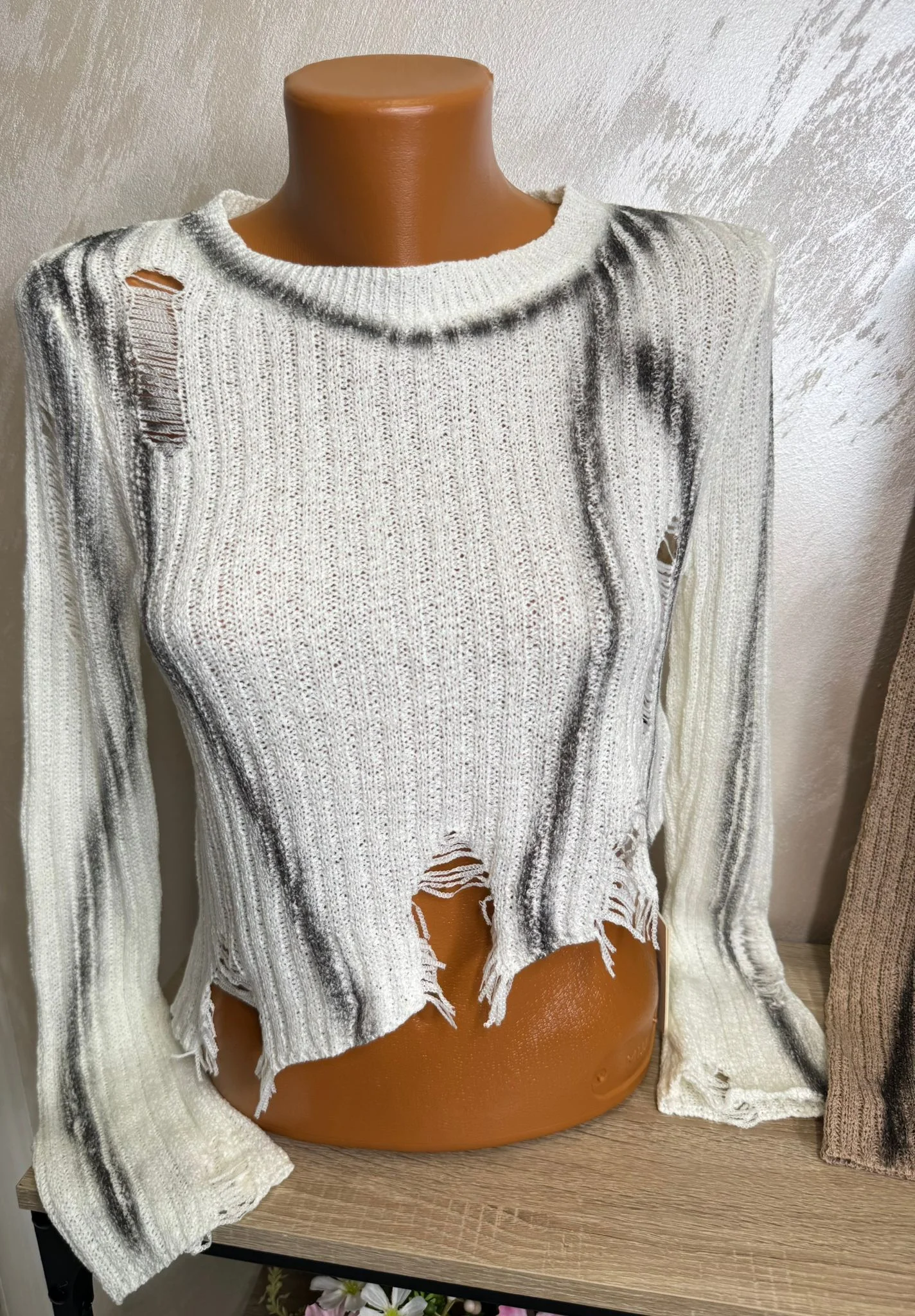 Pulover damă cropped stil destroyed cu efect prespălat