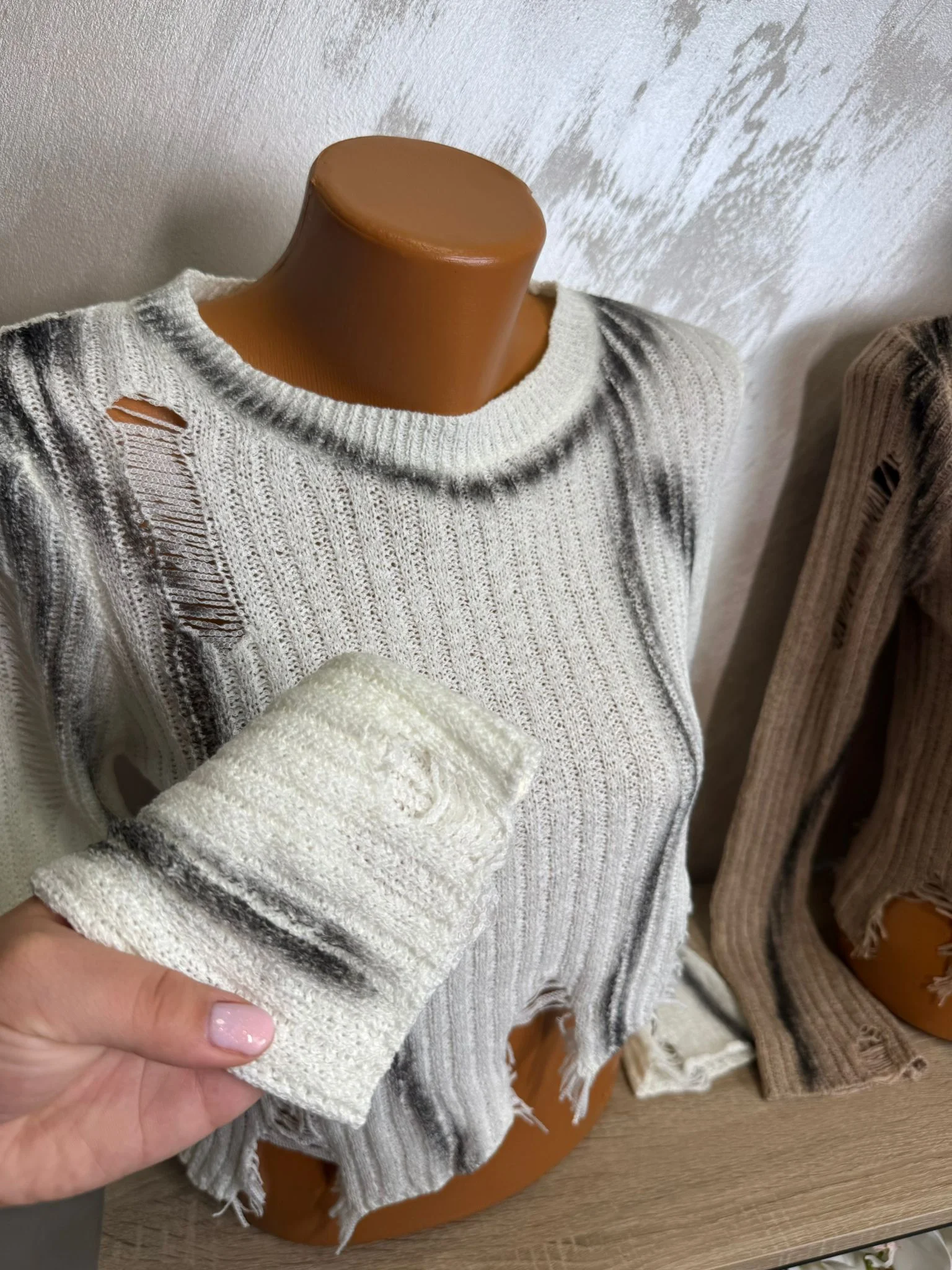 Pulover damă cropped stil destroyed cu efect prespălat