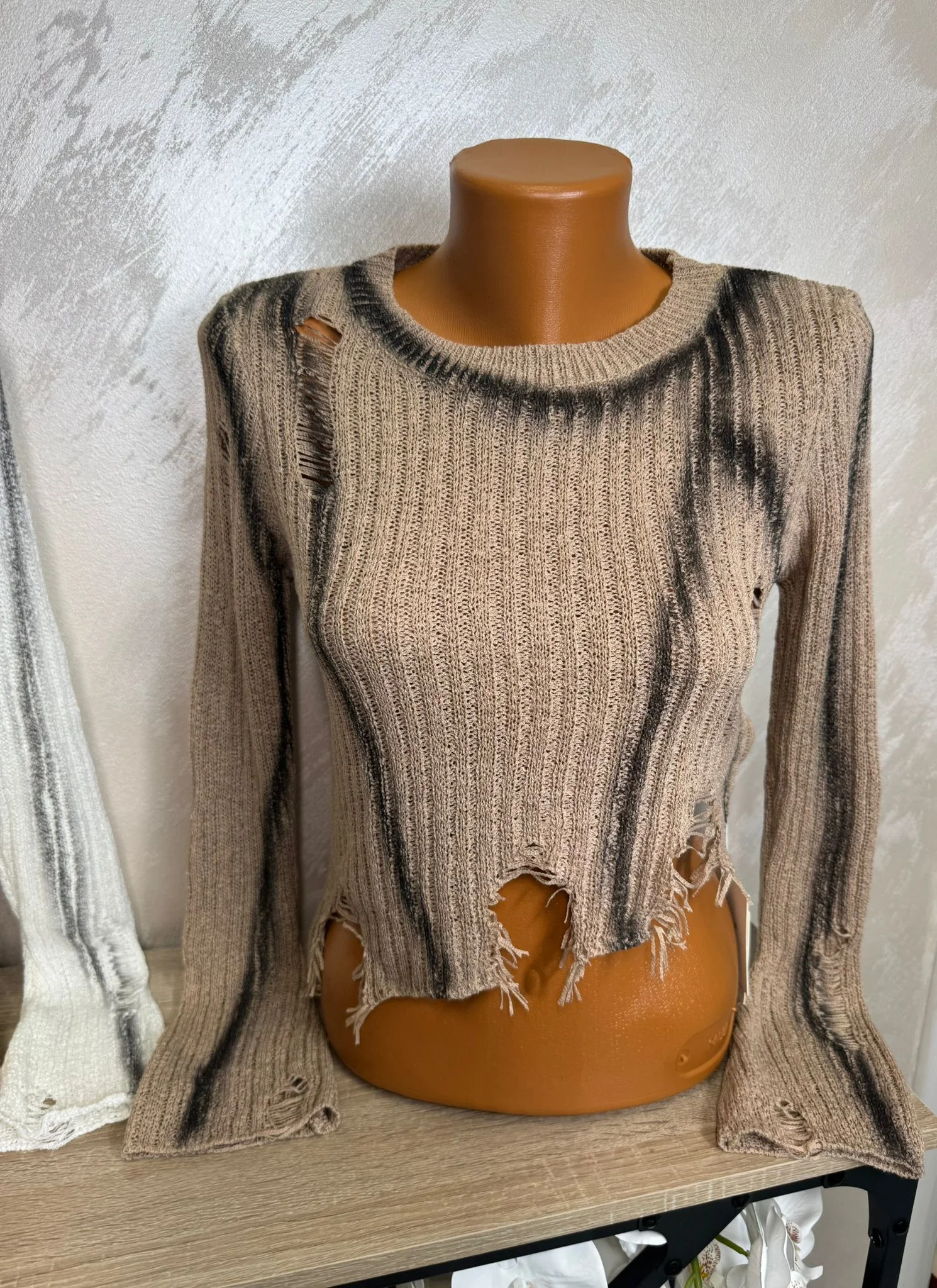 Pulover damă cropped stil destroyed cu efect prespălat