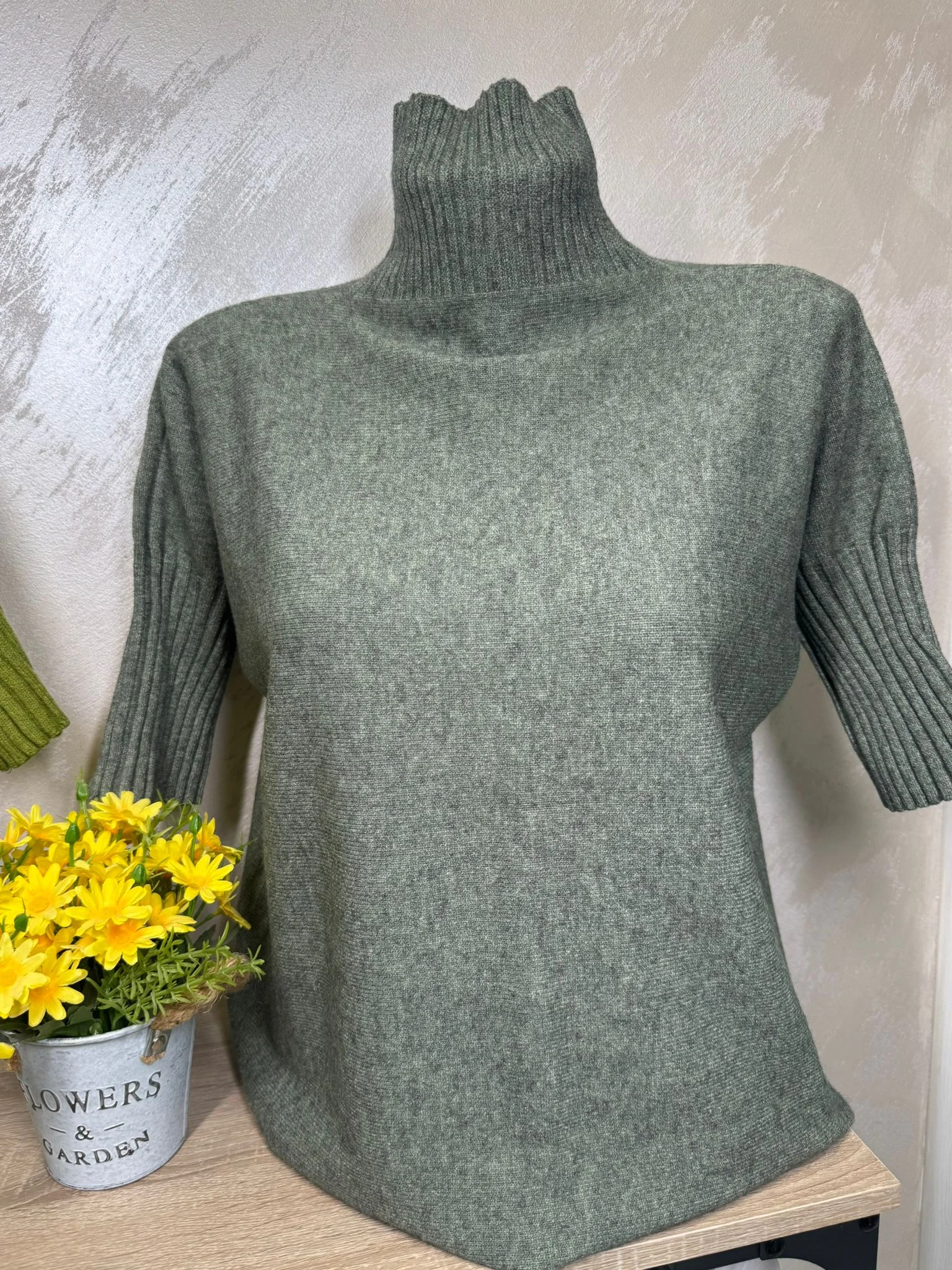 Pulover damă cu guler înalt și mânecă 3/4 – model basic elegant