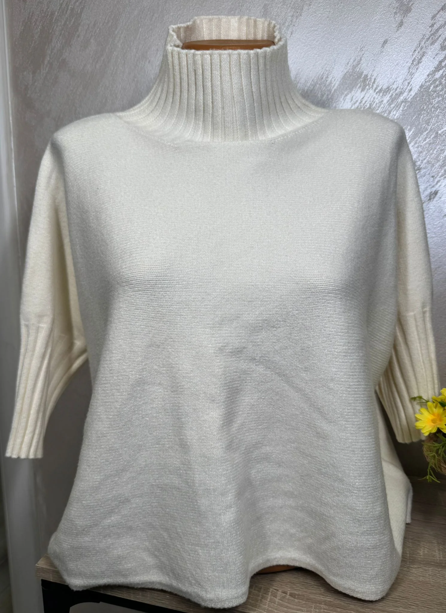 Pulover damă cu guler înalt și mânecă 3/4 – model basic elegant