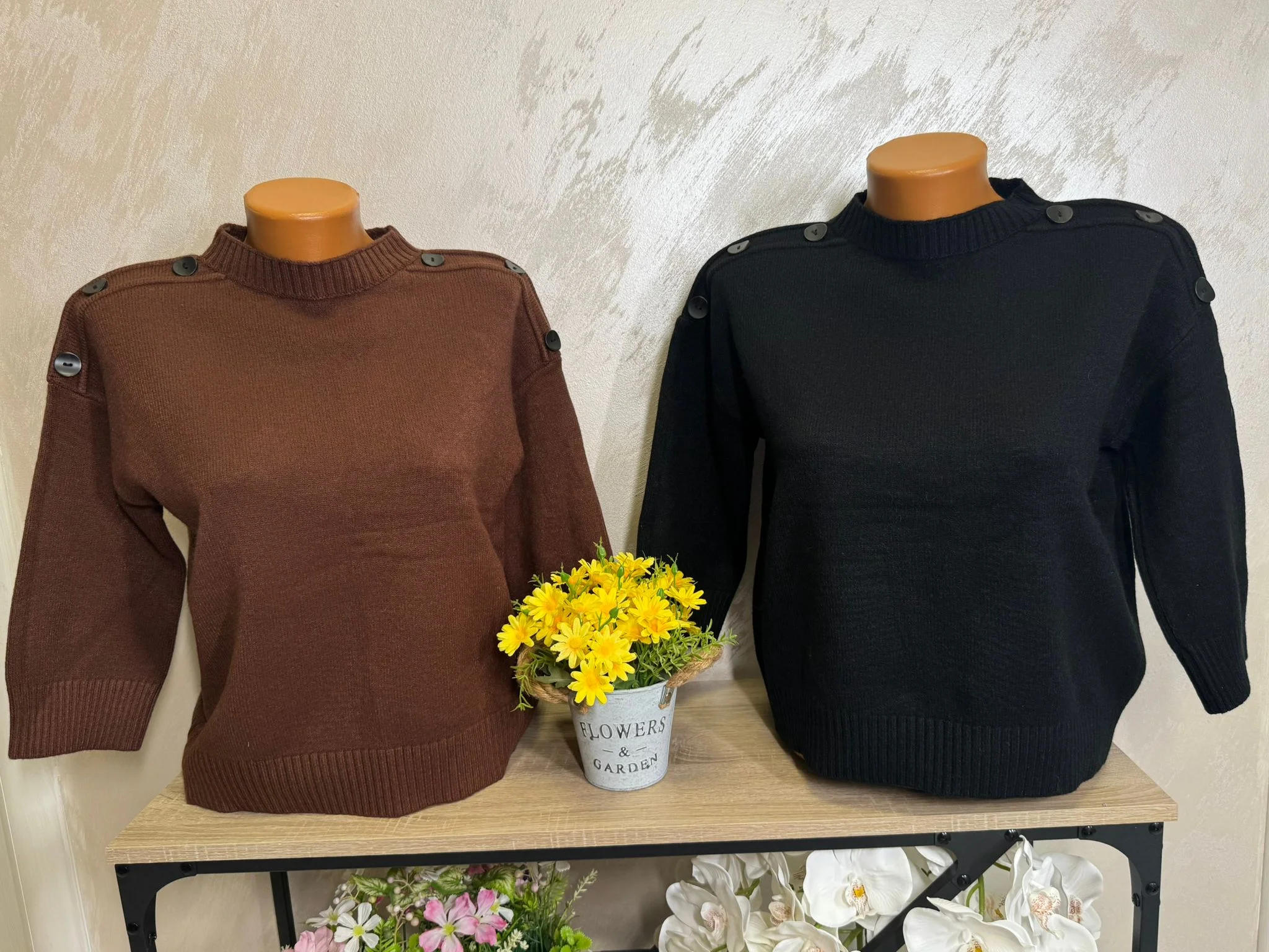 Pulover damă cu nasturi decorativi pe umeri – model casual elegant