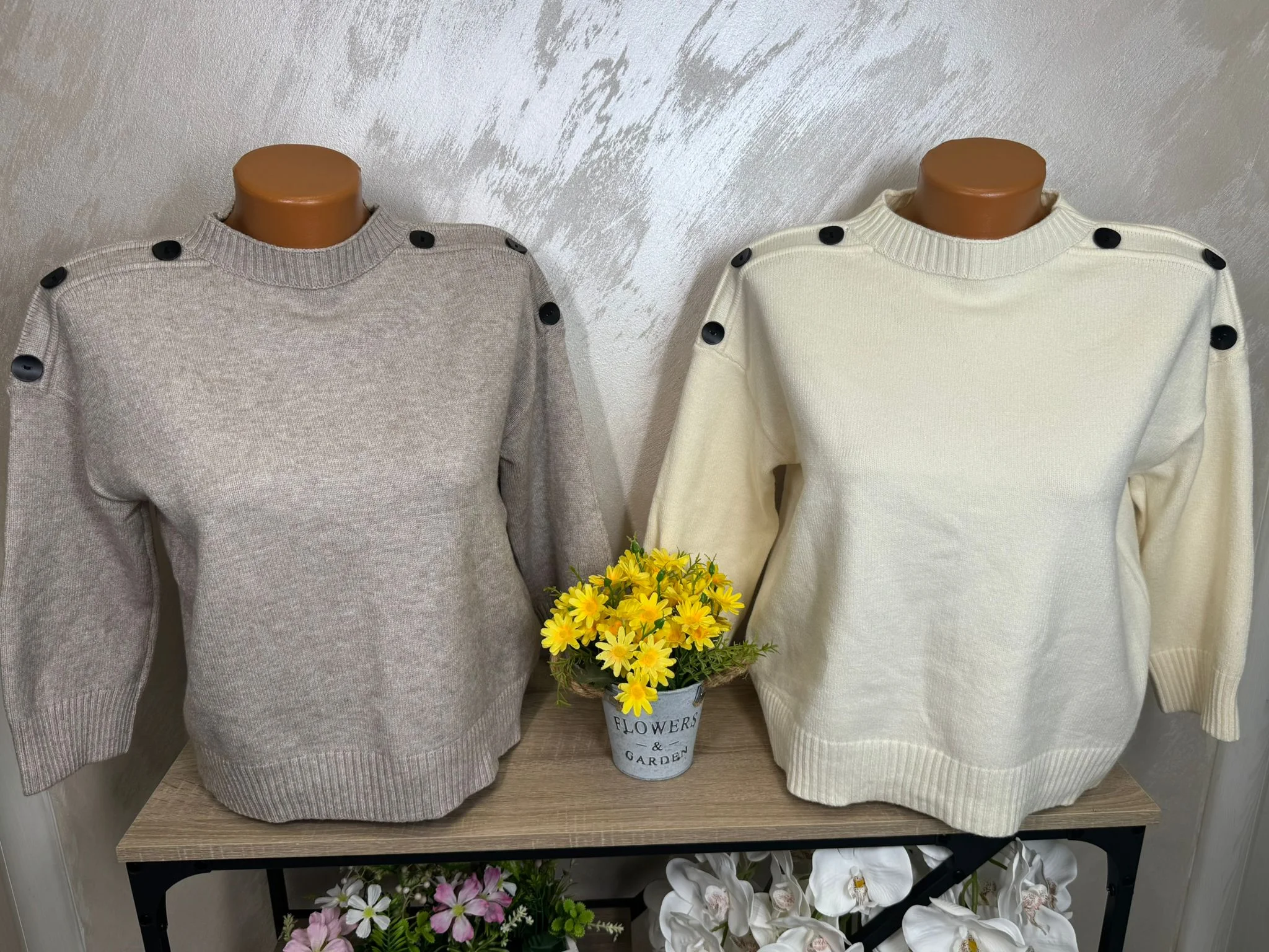 Pulover damă cu nasturi decorativi pe umeri – model casual elegant