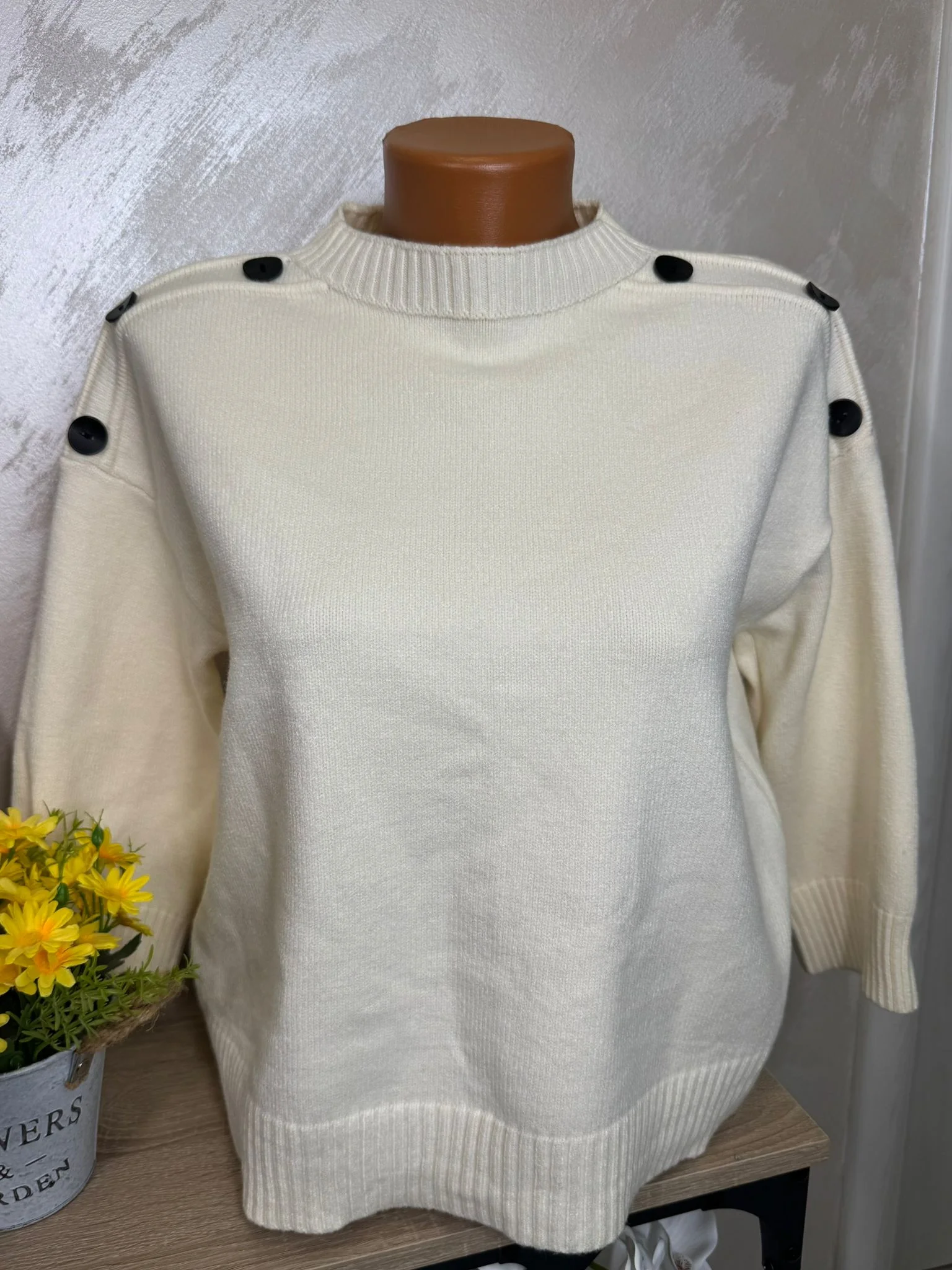 Pulover damă cu nasturi decorativi pe umeri – model casual elegant