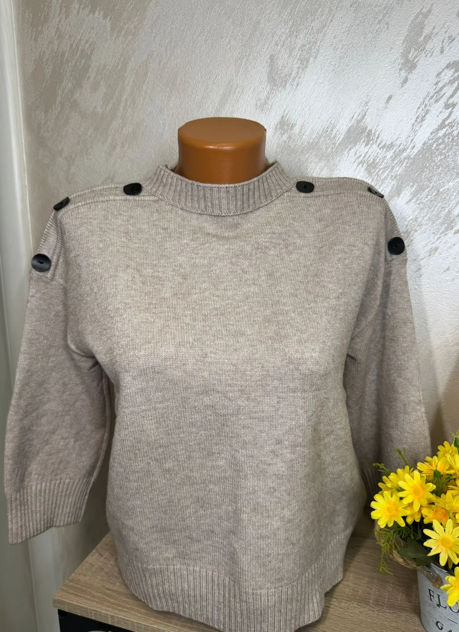 Pulover damă cu nasturi decorativi pe umeri – model casual elegant