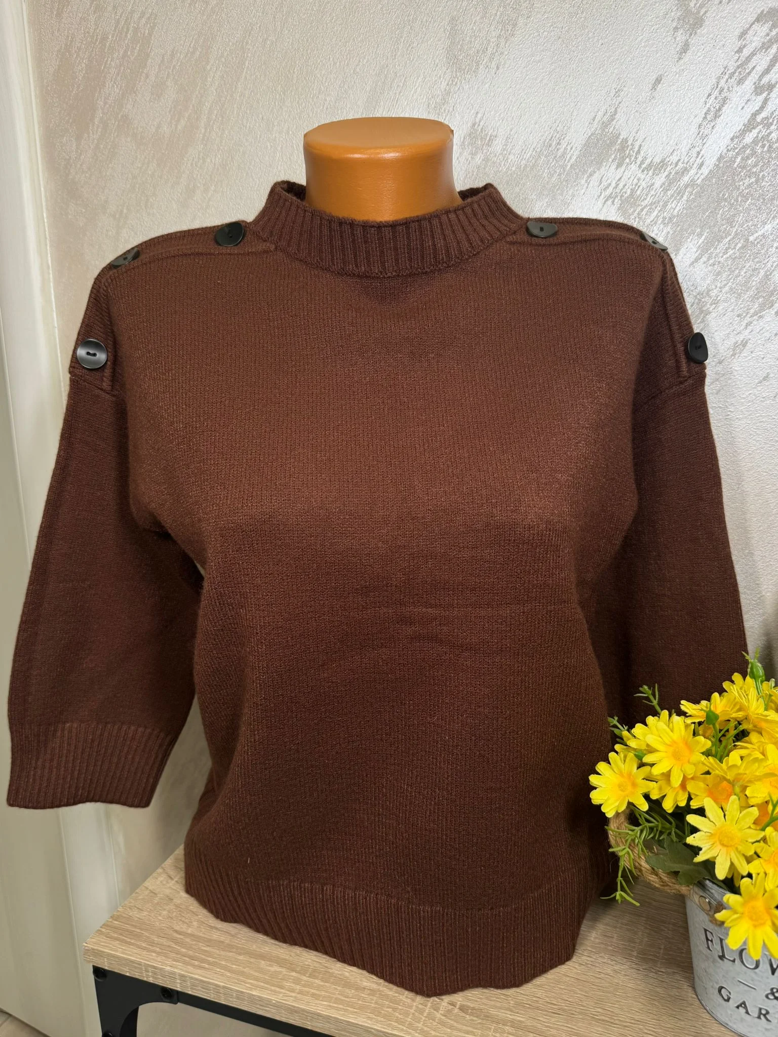 Pulover damă cu nasturi decorativi pe umeri – model casual elegant