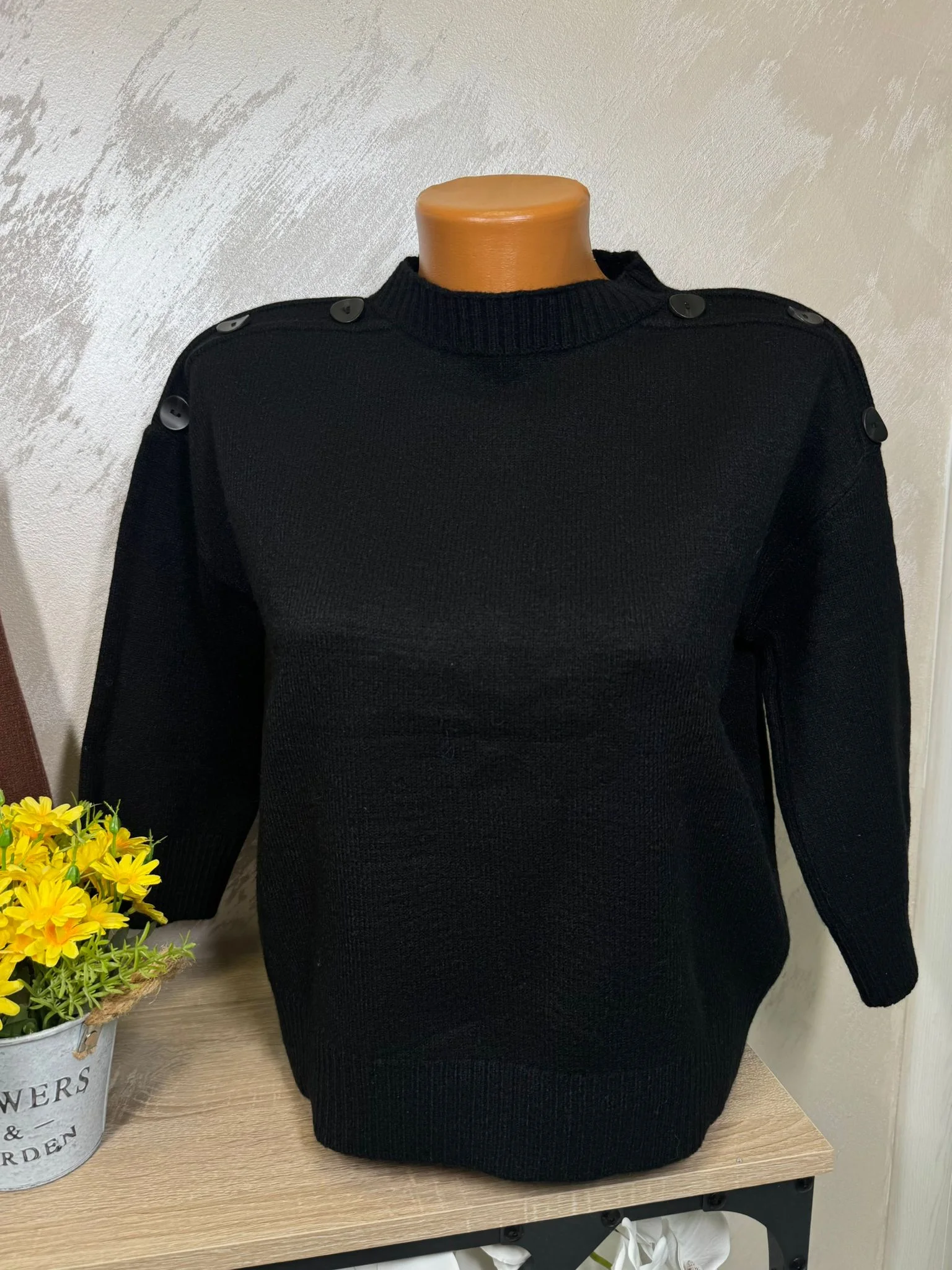 Pulover damă cu nasturi decorativi pe umeri – model casual elegant