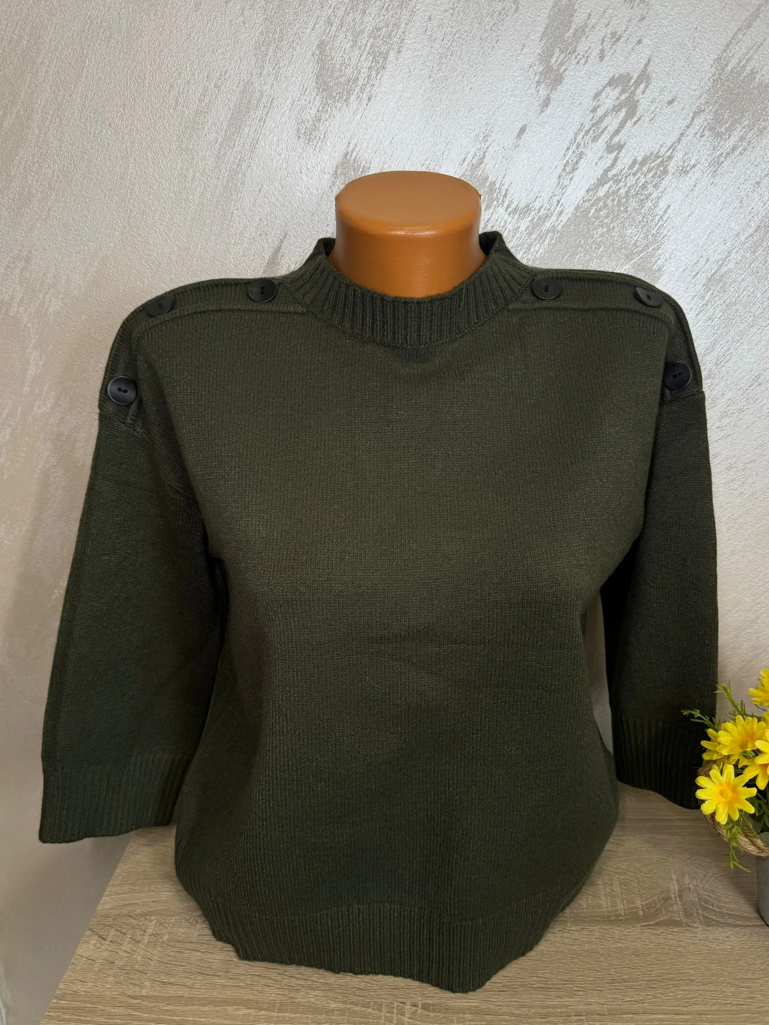 Pulover damă cu nasturi decorativi pe umeri – model casual elegant