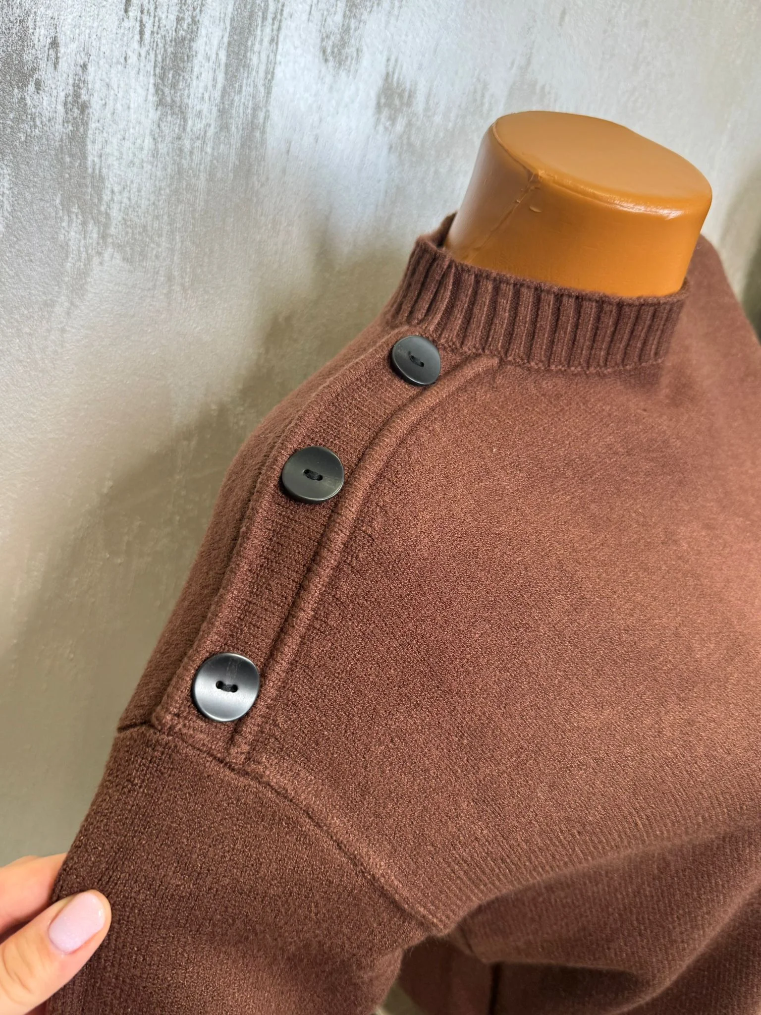 Pulover damă cu nasturi decorativi pe umeri – model casual elegant