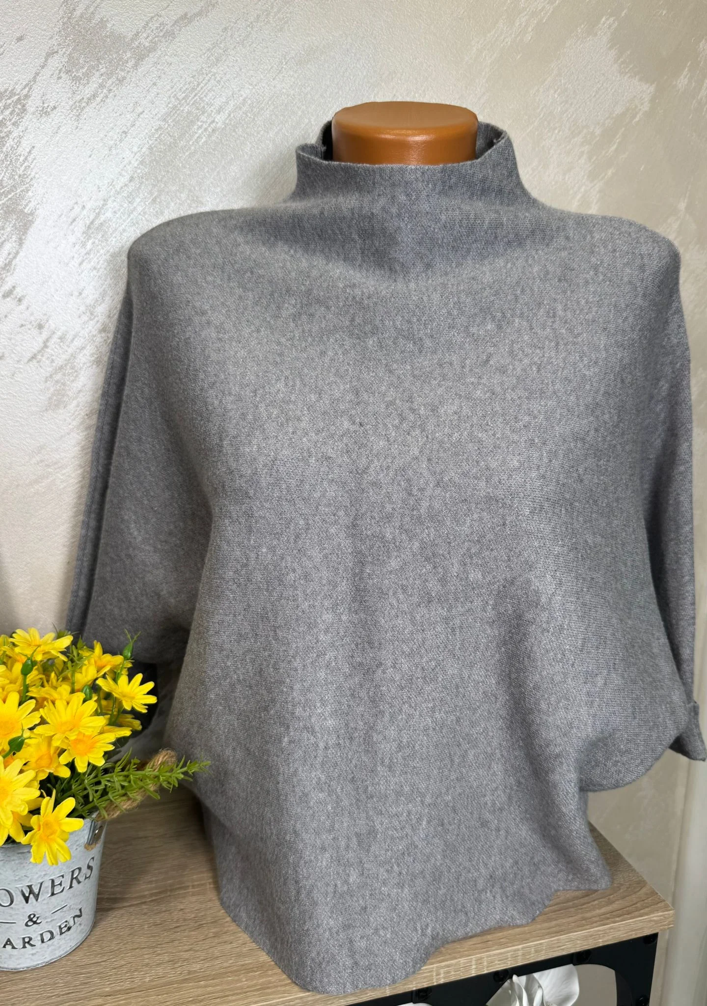 Pulover damă oversize cu guler lejer – model basic elegant