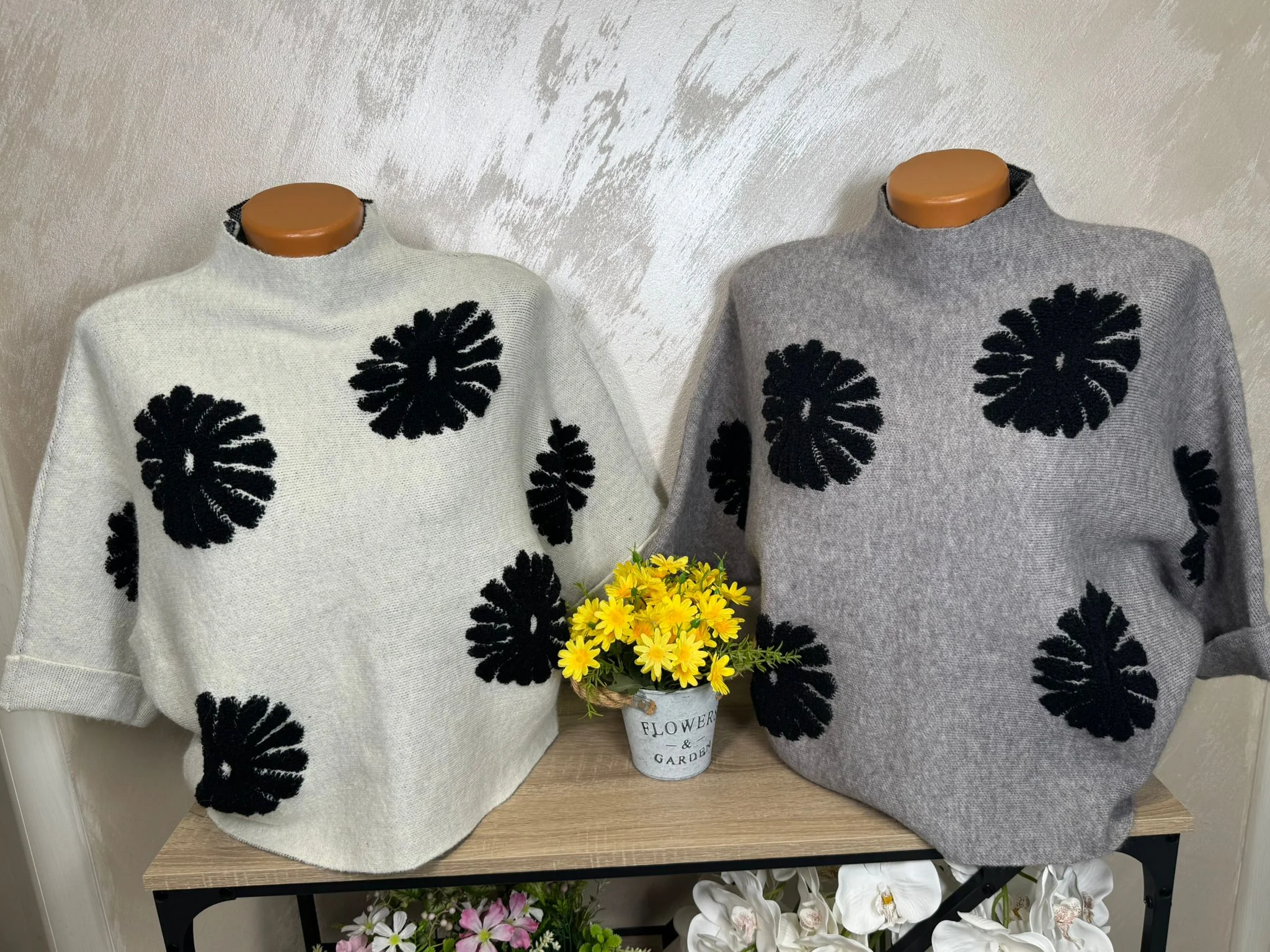 Pulover damă cu imprimeu floral contrastant – model modern casual