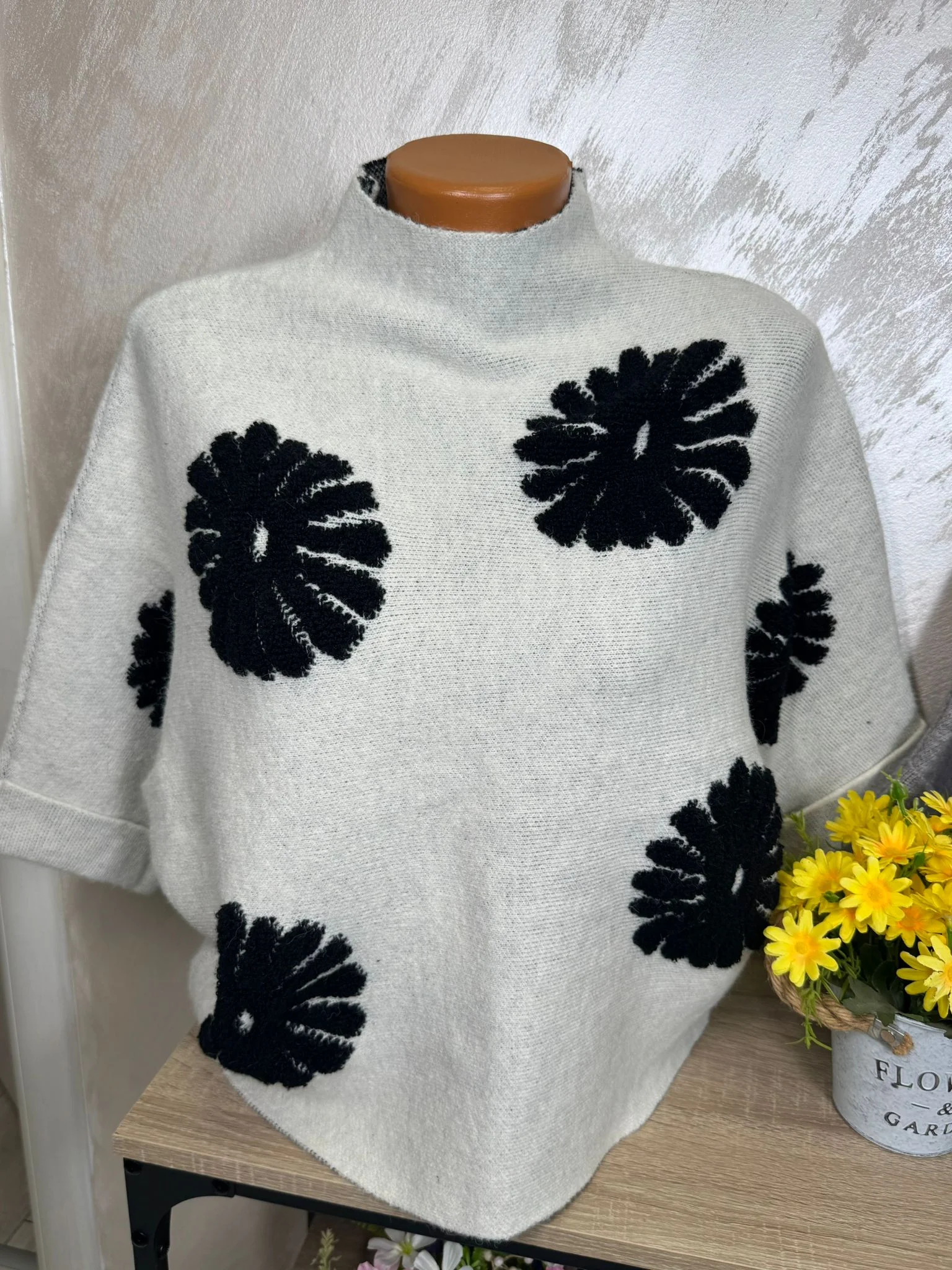 Pulover damă cu imprimeu floral contrastant – model modern casual