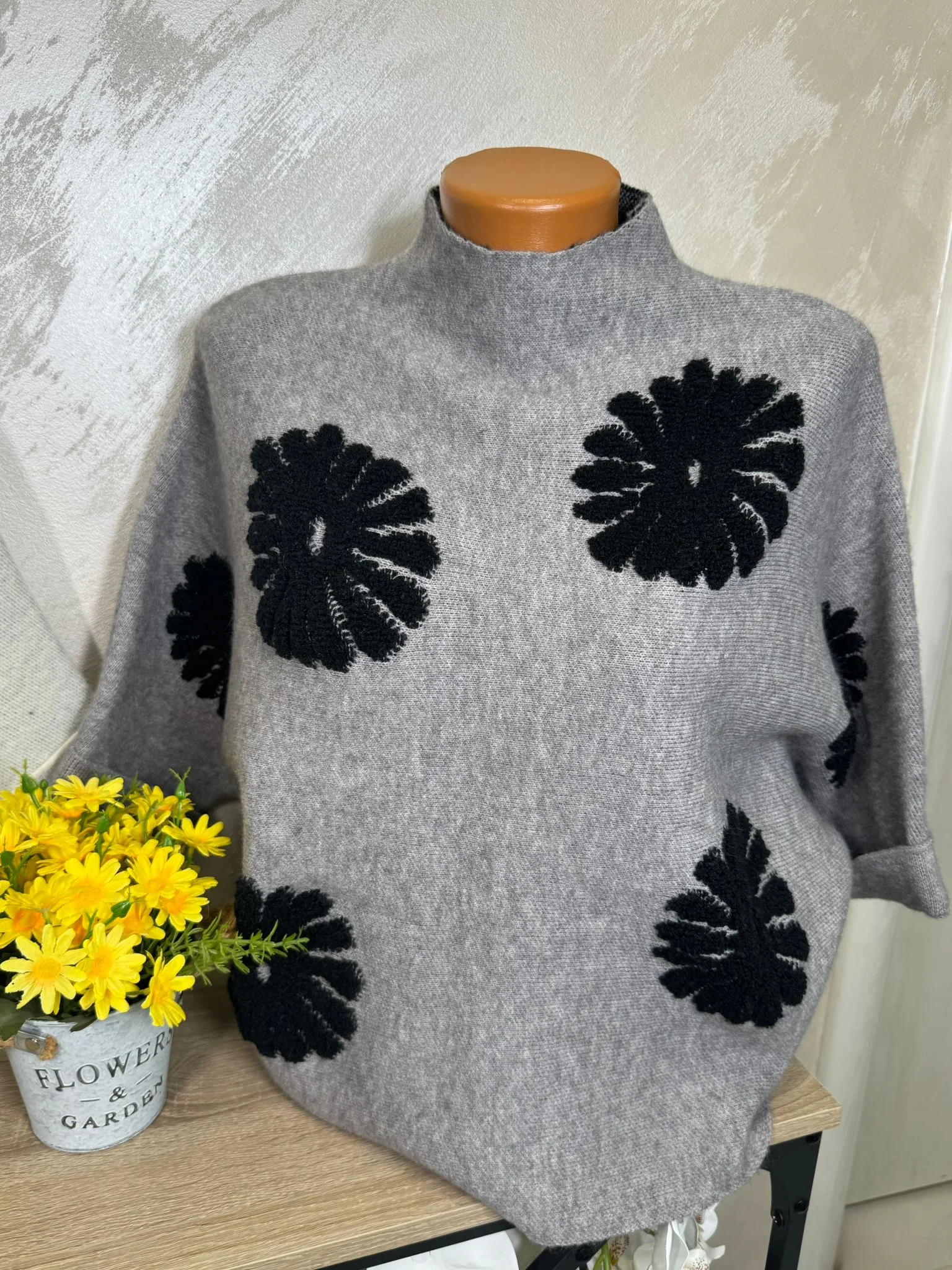 Pulover damă cu imprimeu floral contrastant – model modern casual