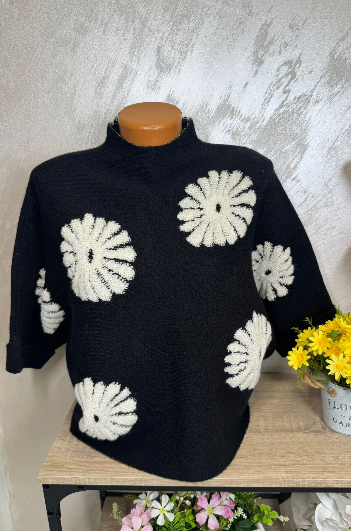 Pulover damă cu imprimeu floral contrastant – model modern casual