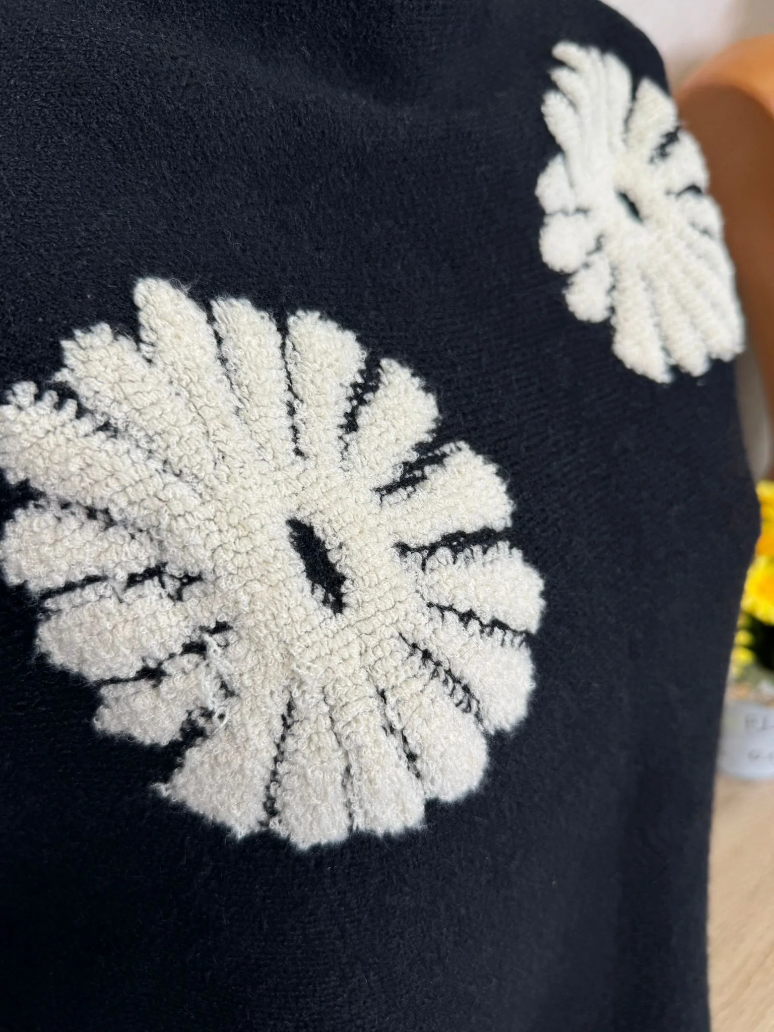 Pulover damă cu imprimeu floral contrastant – model modern casual