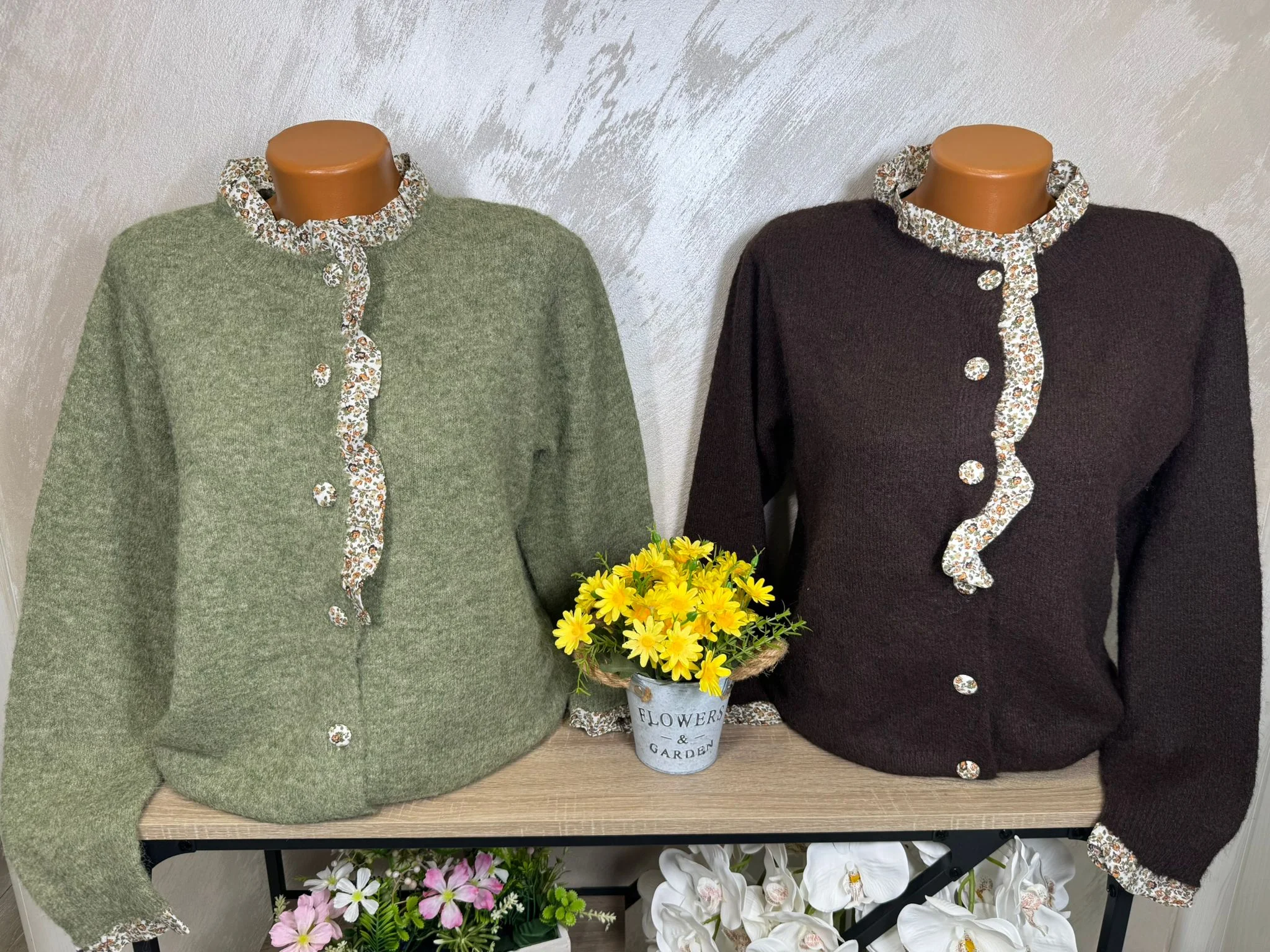 Cardigan damă cu detalii florale și nasturi decorativi – model elegant