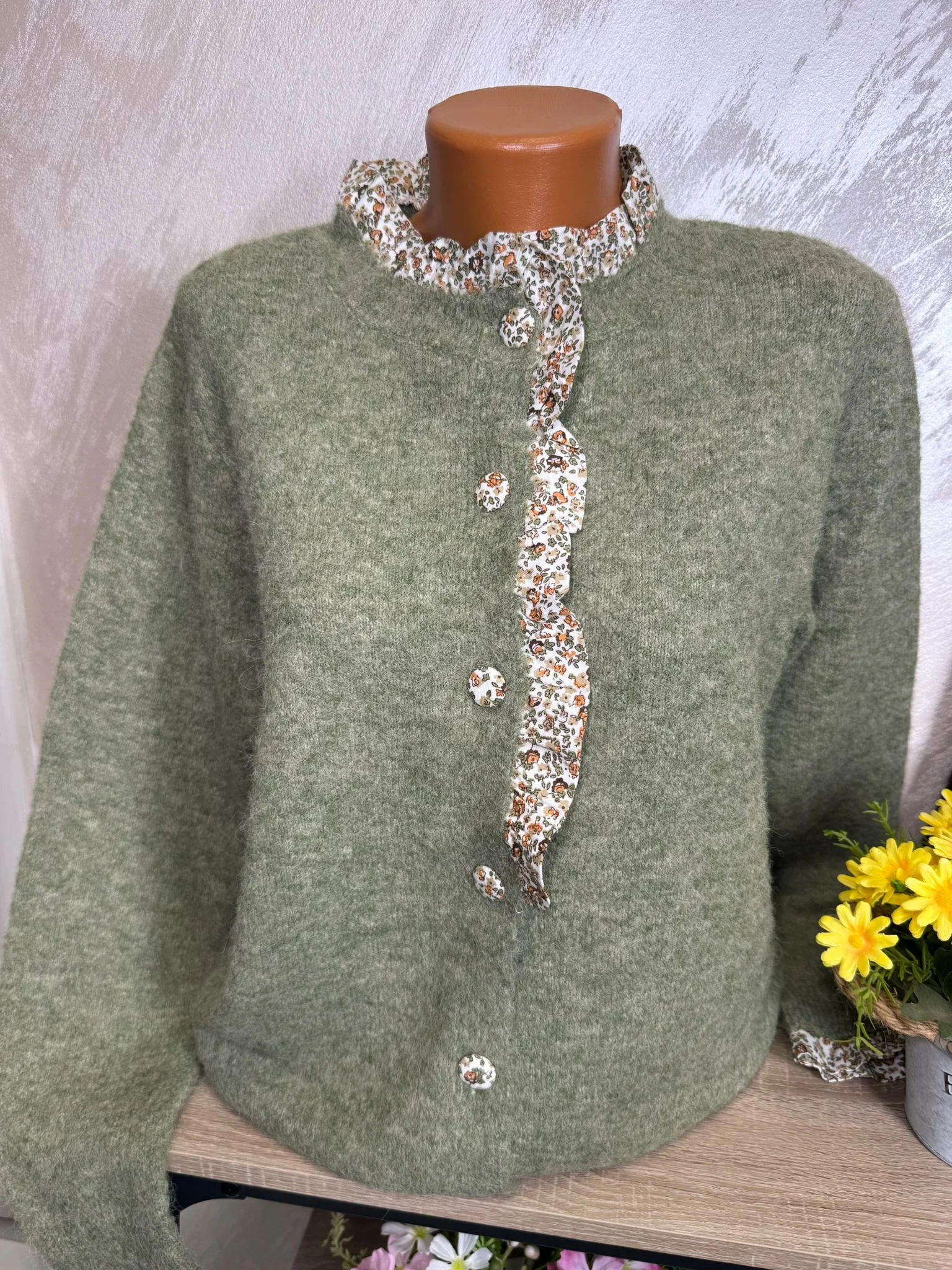 Cardigan damă cu detalii florale și nasturi decorativi – model elegant