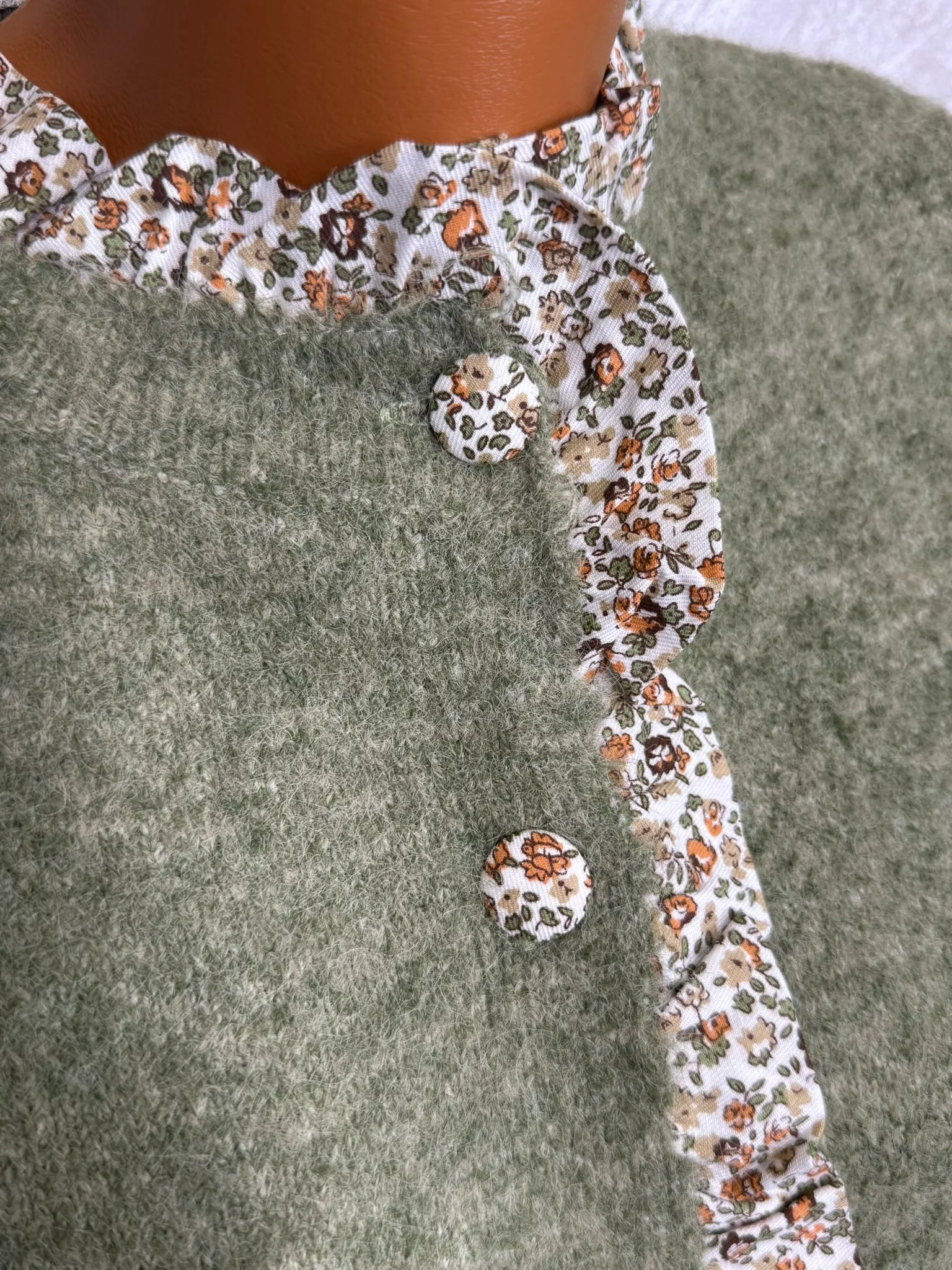 Cardigan damă cu detalii florale și nasturi decorativi – model elegant