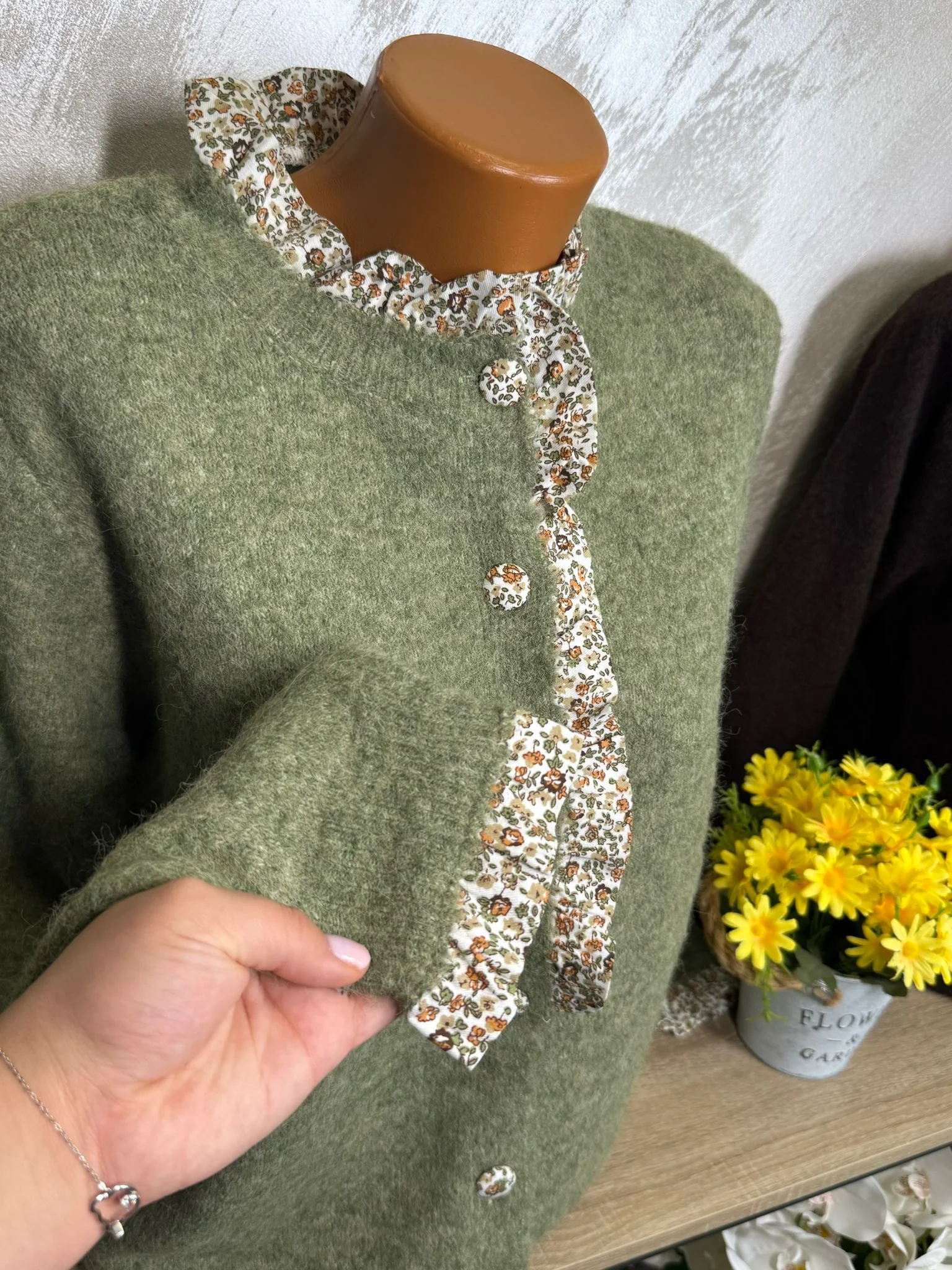 Cardigan damă cu detalii florale și nasturi decorativi – model elegant