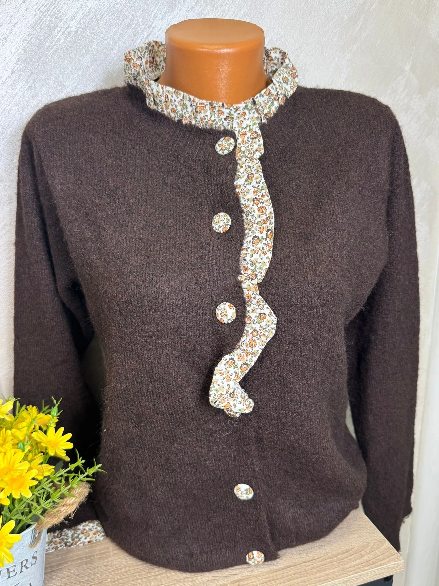 Cardigan damă cu detalii florale și nasturi decorativi – model elegant