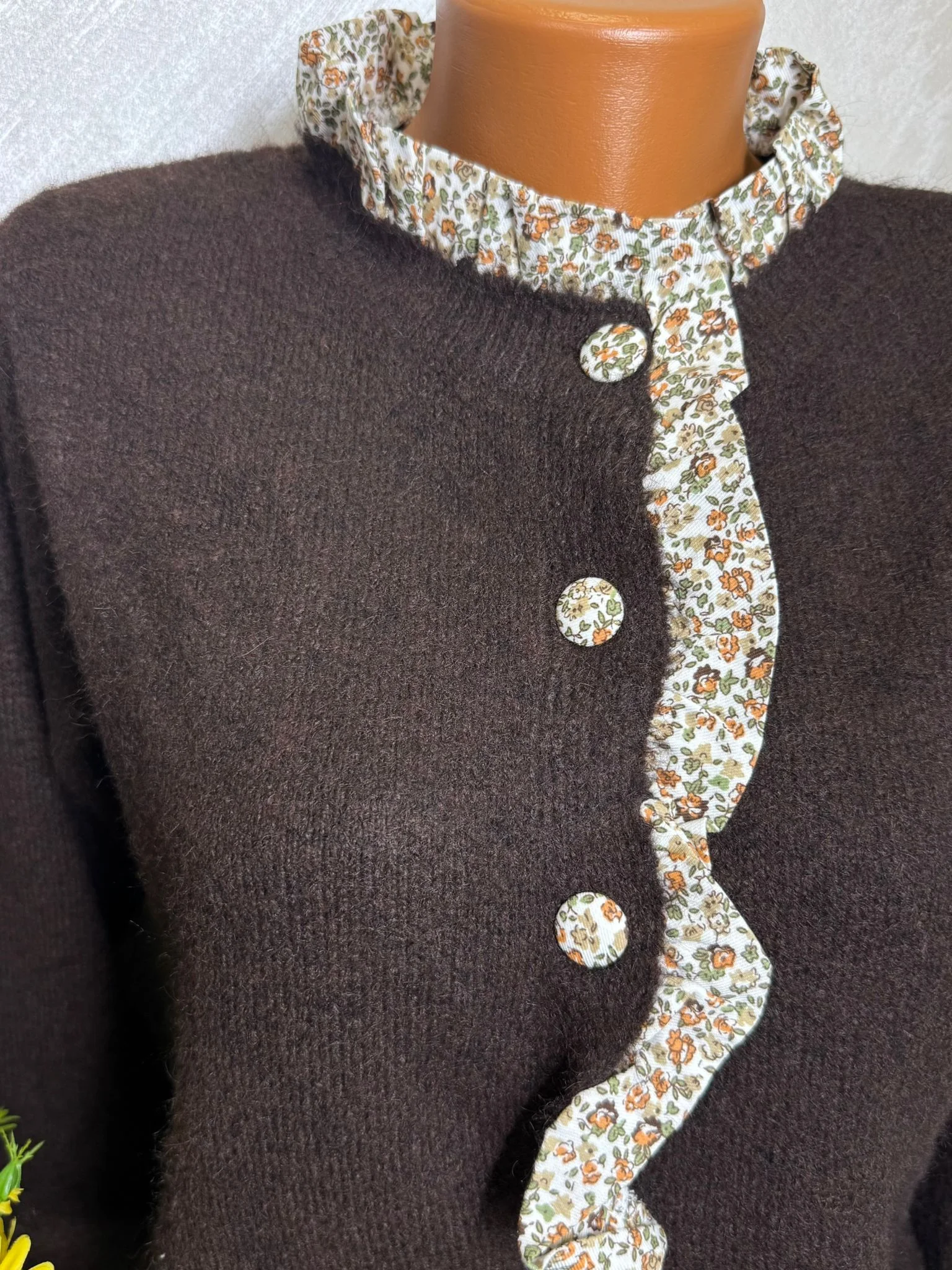 Cardigan damă cu detalii florale și nasturi decorativi – model elegant