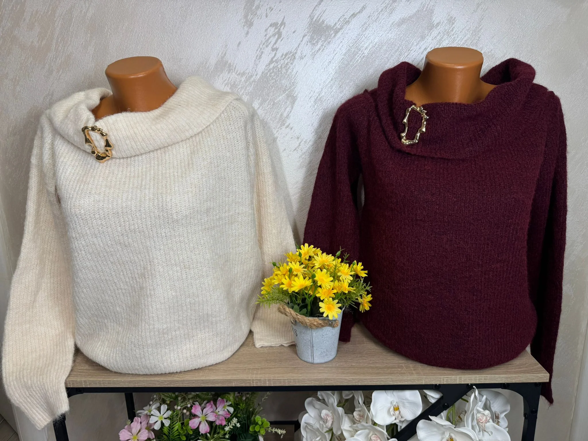 Pulover damă elegant tip off-shoulder cu guler larg și accesoriu metalic