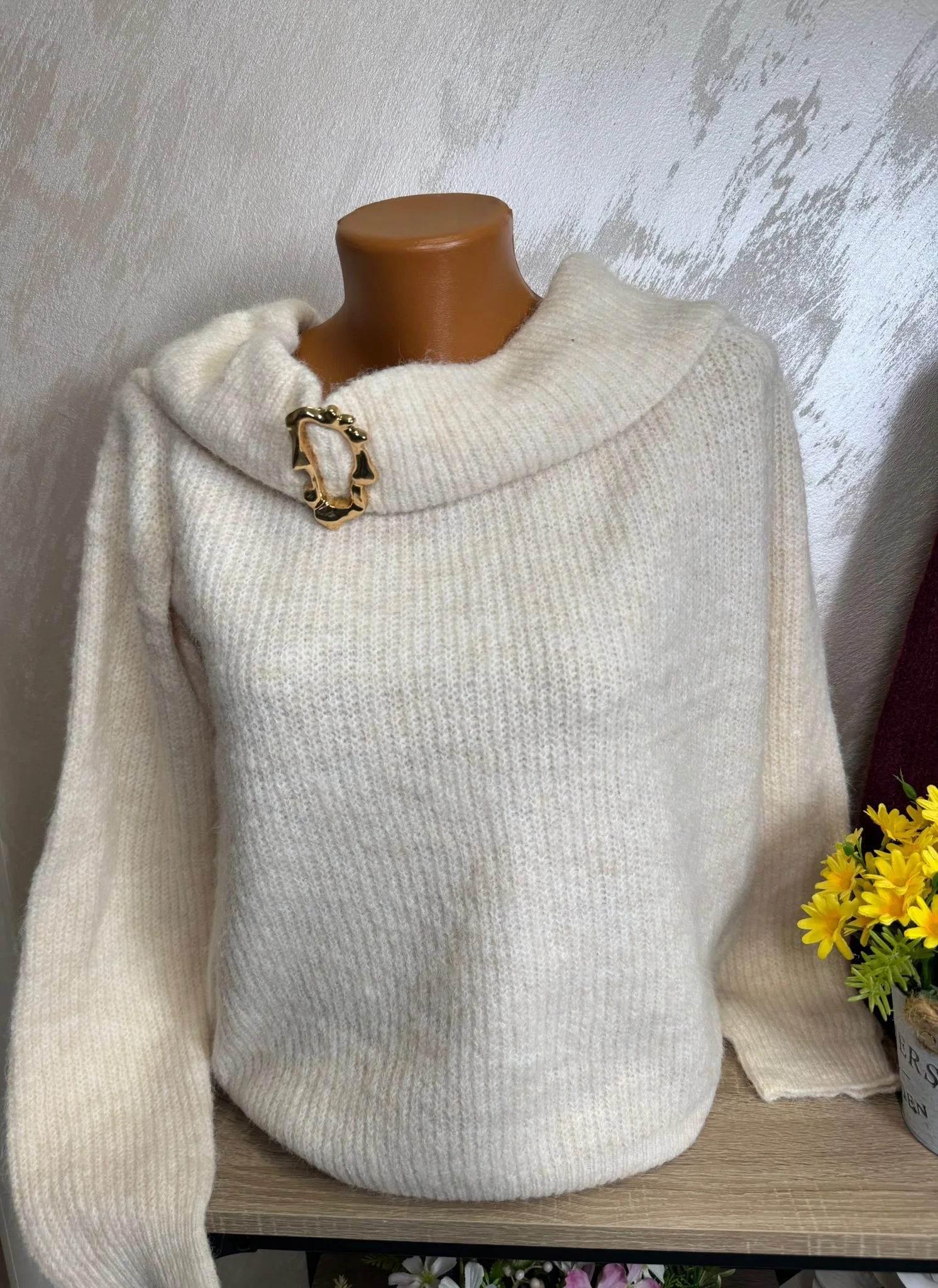 Pulover damă elegant tip off-shoulder cu guler larg și accesoriu metalic