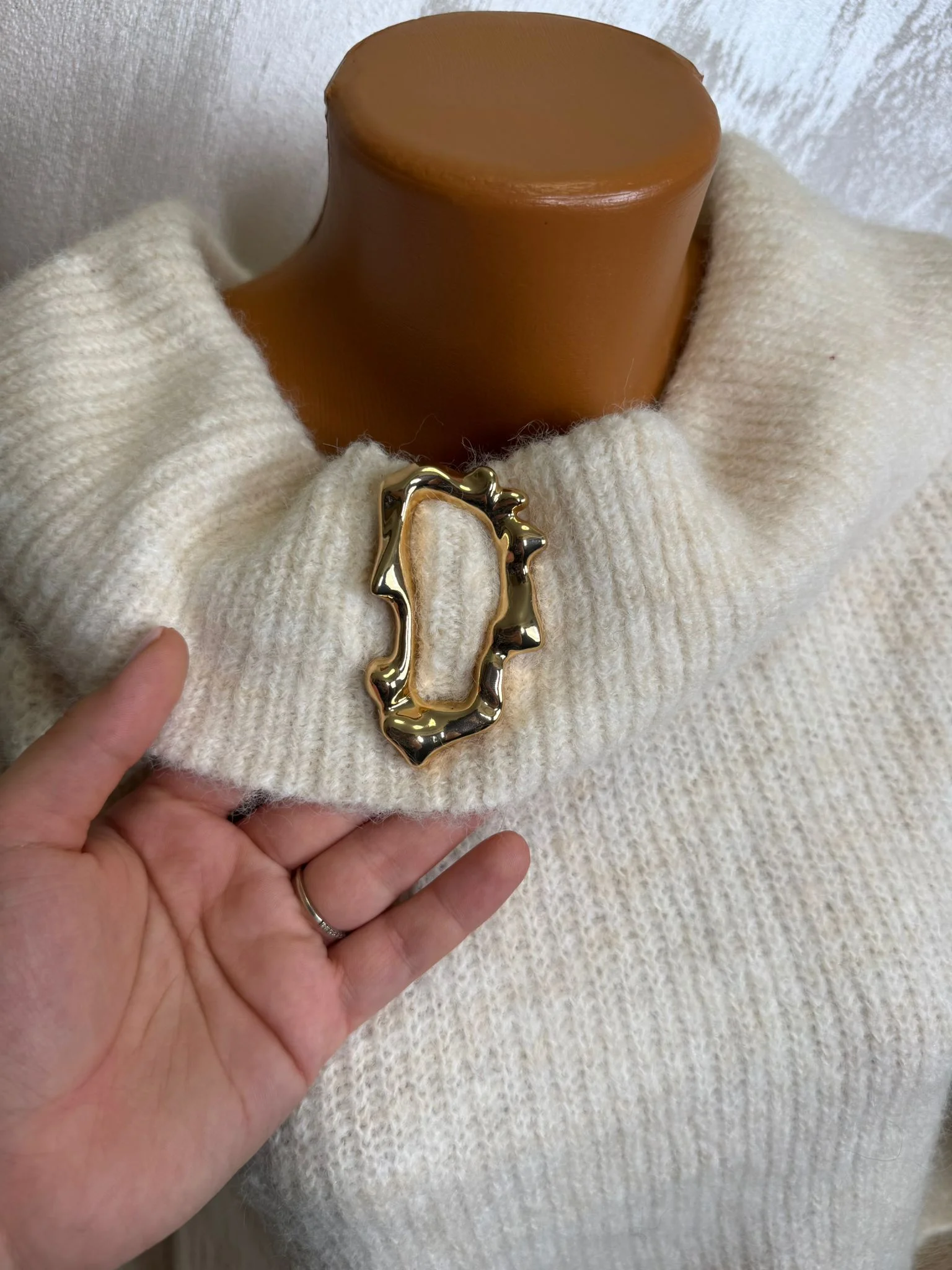 Pulover damă elegant tip off-shoulder cu guler larg și accesoriu metalic