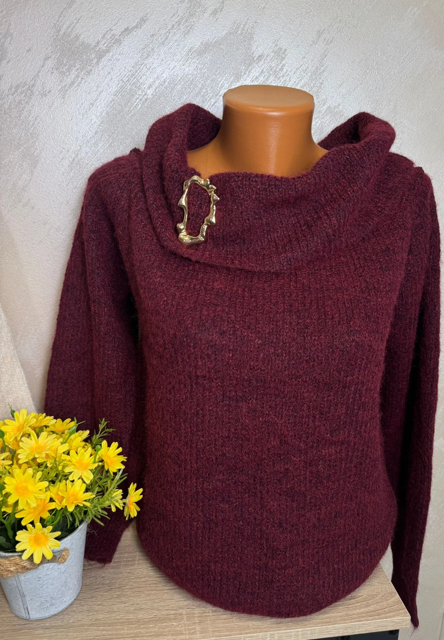 Pulover damă elegant tip off-shoulder cu guler larg și accesoriu metalic