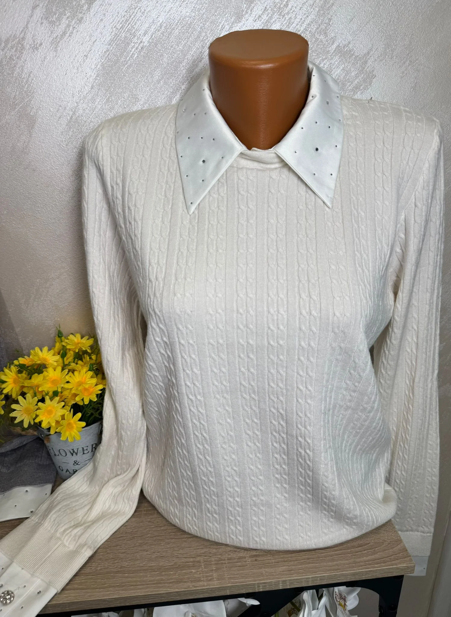 Pulover damă elegant cu guler tip cămașă și detalii cu pietricele