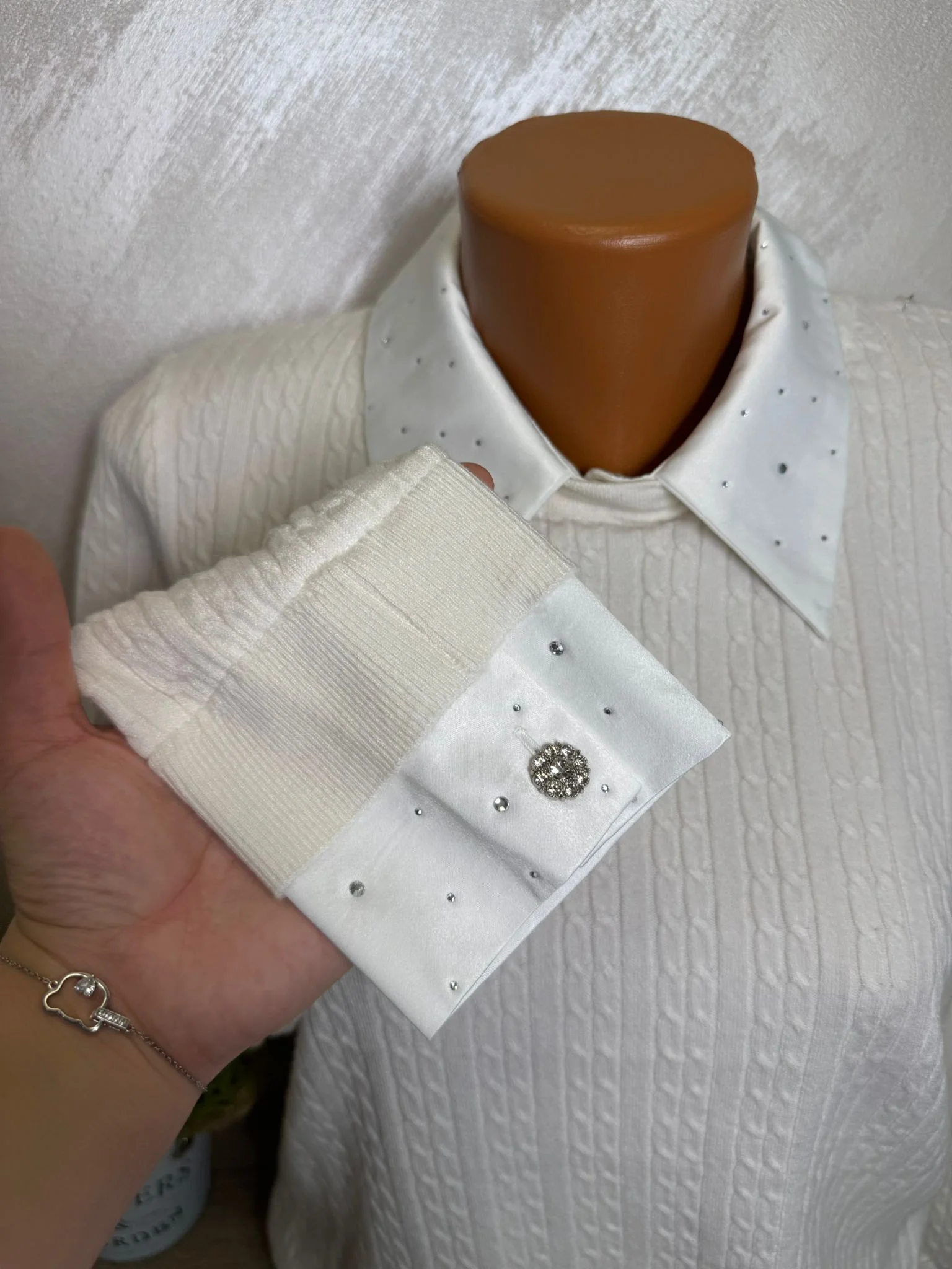 Pulover damă elegant cu guler tip cămașă și detalii cu pietricele