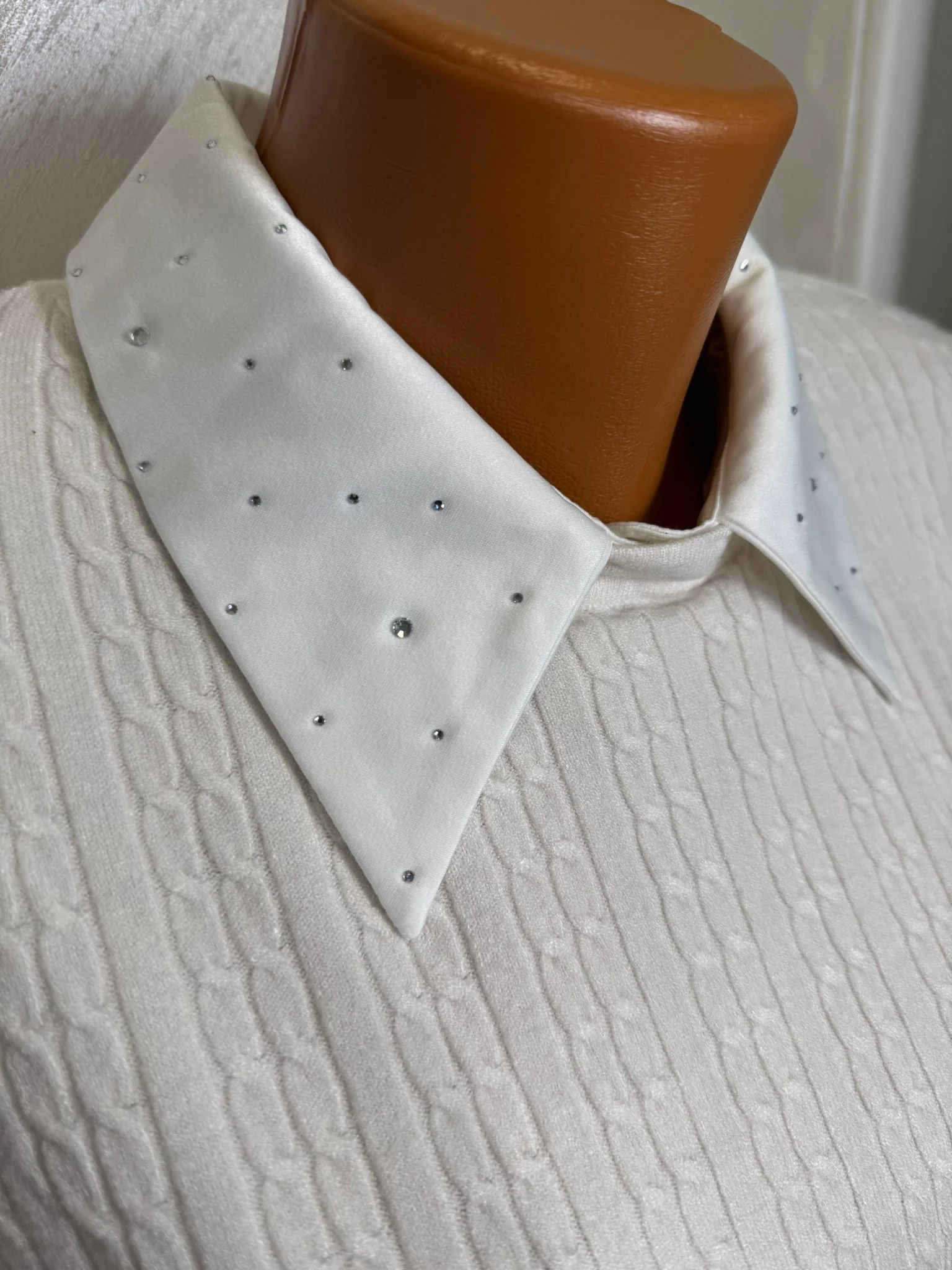 Pulover damă elegant cu guler tip cămașă și detalii cu pietricele