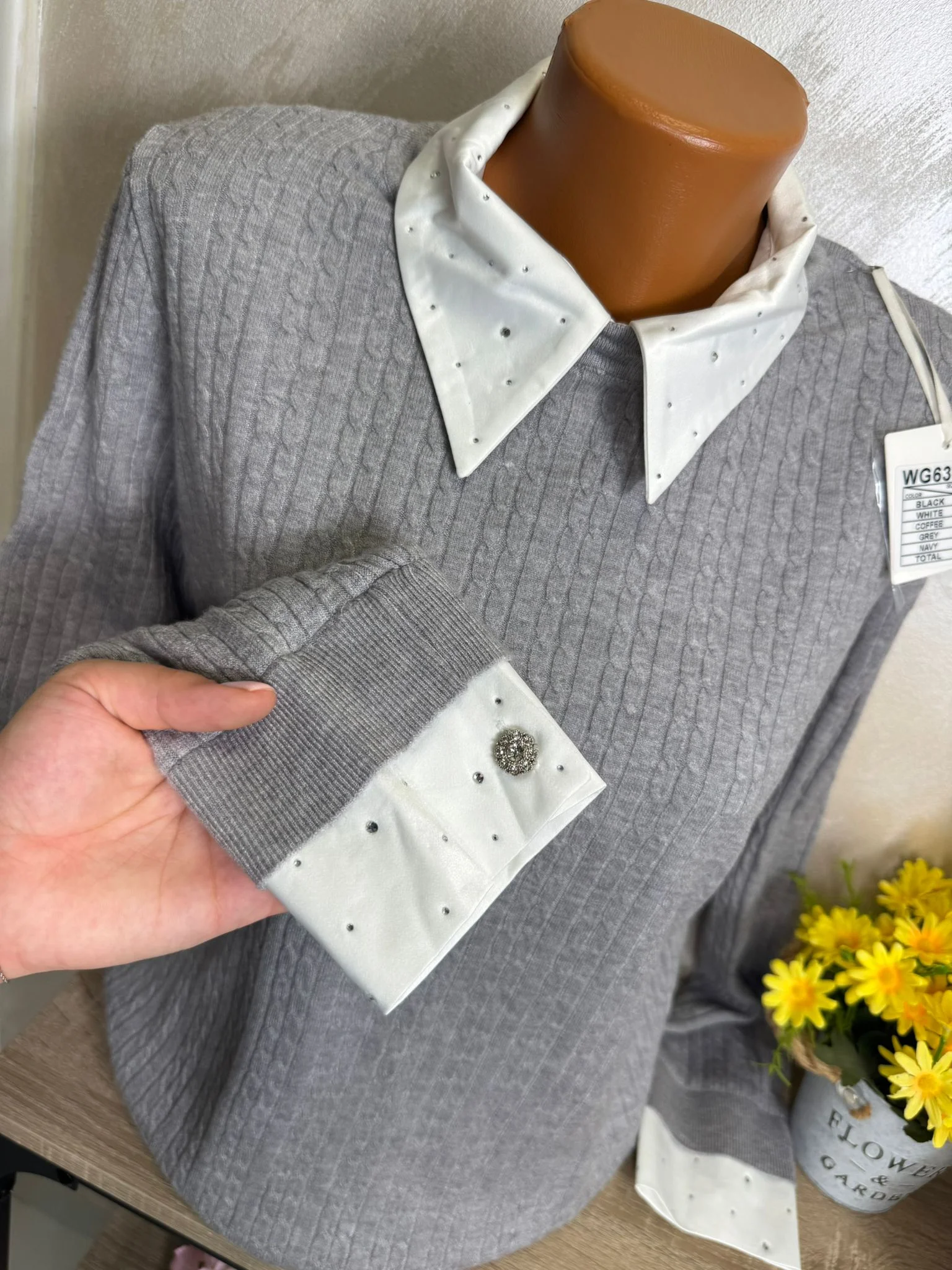 Pulover damă elegant cu guler tip cămașă și detalii cu pietricele