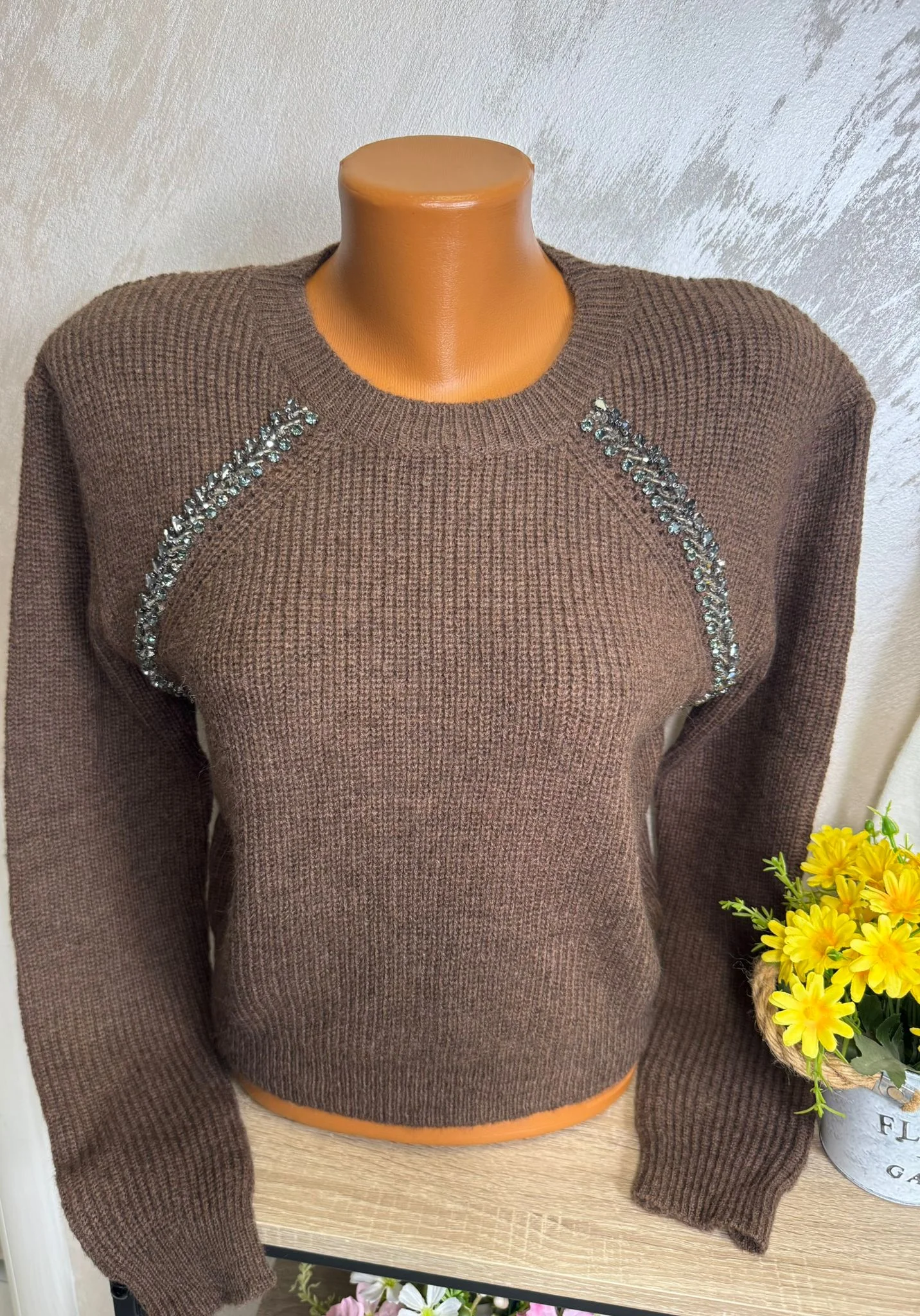 Pulover damă elegant cu detalii strălucitoare pe umeri – model chic