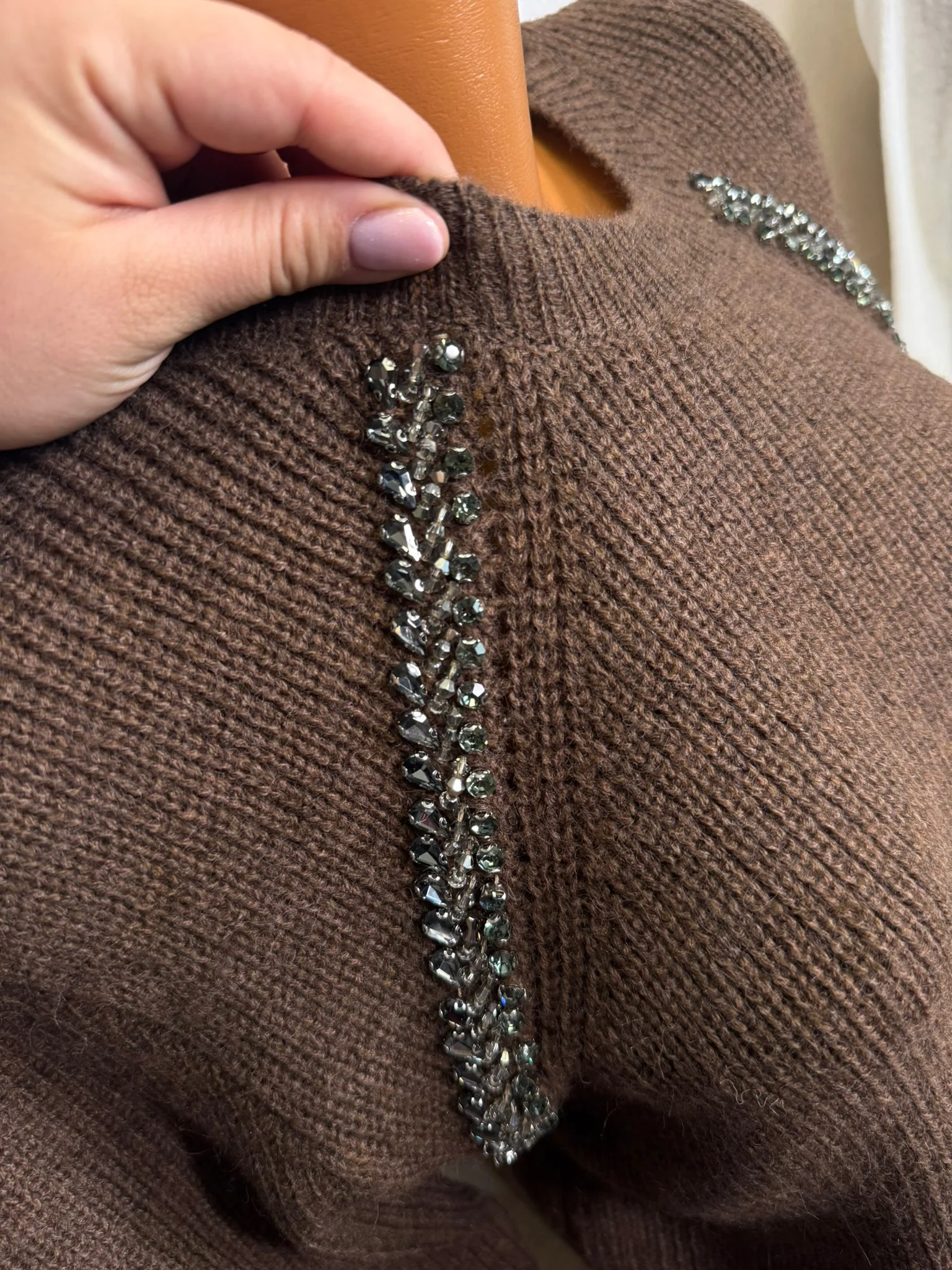 Pulover damă elegant cu detalii strălucitoare pe umeri – model chic